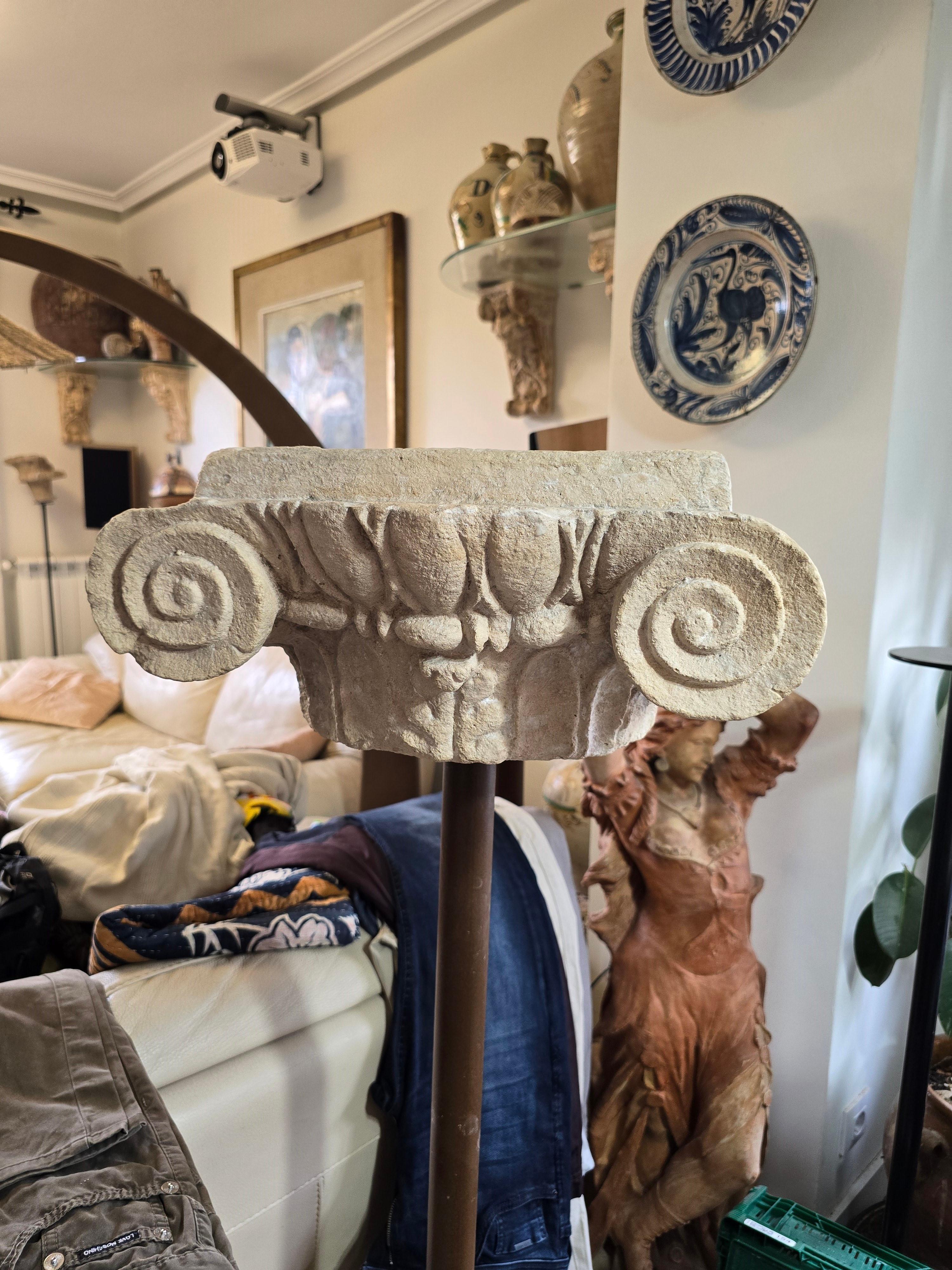 Questo squisito capitello decorativo romanico, realizzato in terracotta o in un materiale simile negli anni '50, è un pezzo straordinario che racchiude l'arte dell'architettura medievale. Caratterizzato da dettagli intricati e da un design robusto,