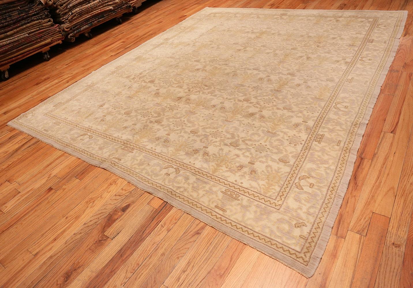 Decorative room size antique Spanish carpet, country of origin: Spain, date circa early 20th century. Size: 9 ft 3 in x 12 ft 3 in (2.82 m x 3.73 m)

The most notable feature about this antique Spanish carpet is the use of subtle sift and neutral