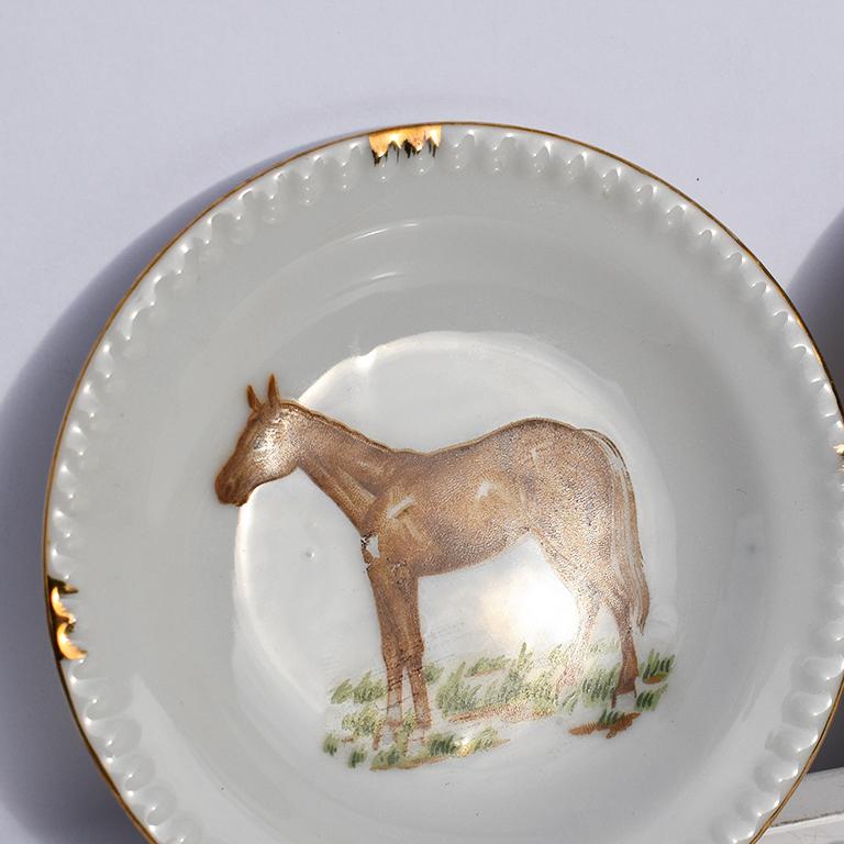 American Classical Traditional Style Round Equestrian Style Horse Plates with Gold Trim, a Pair