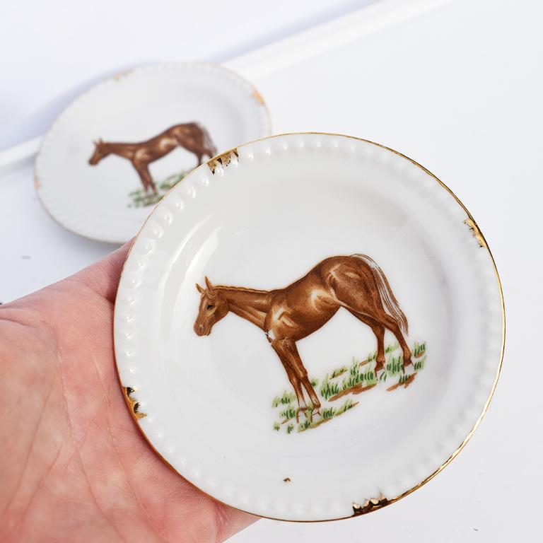 Traditional Style Round Equestrian Style Horse Plates with Gold Trim, a Pair In Good Condition In Oklahoma City, OK