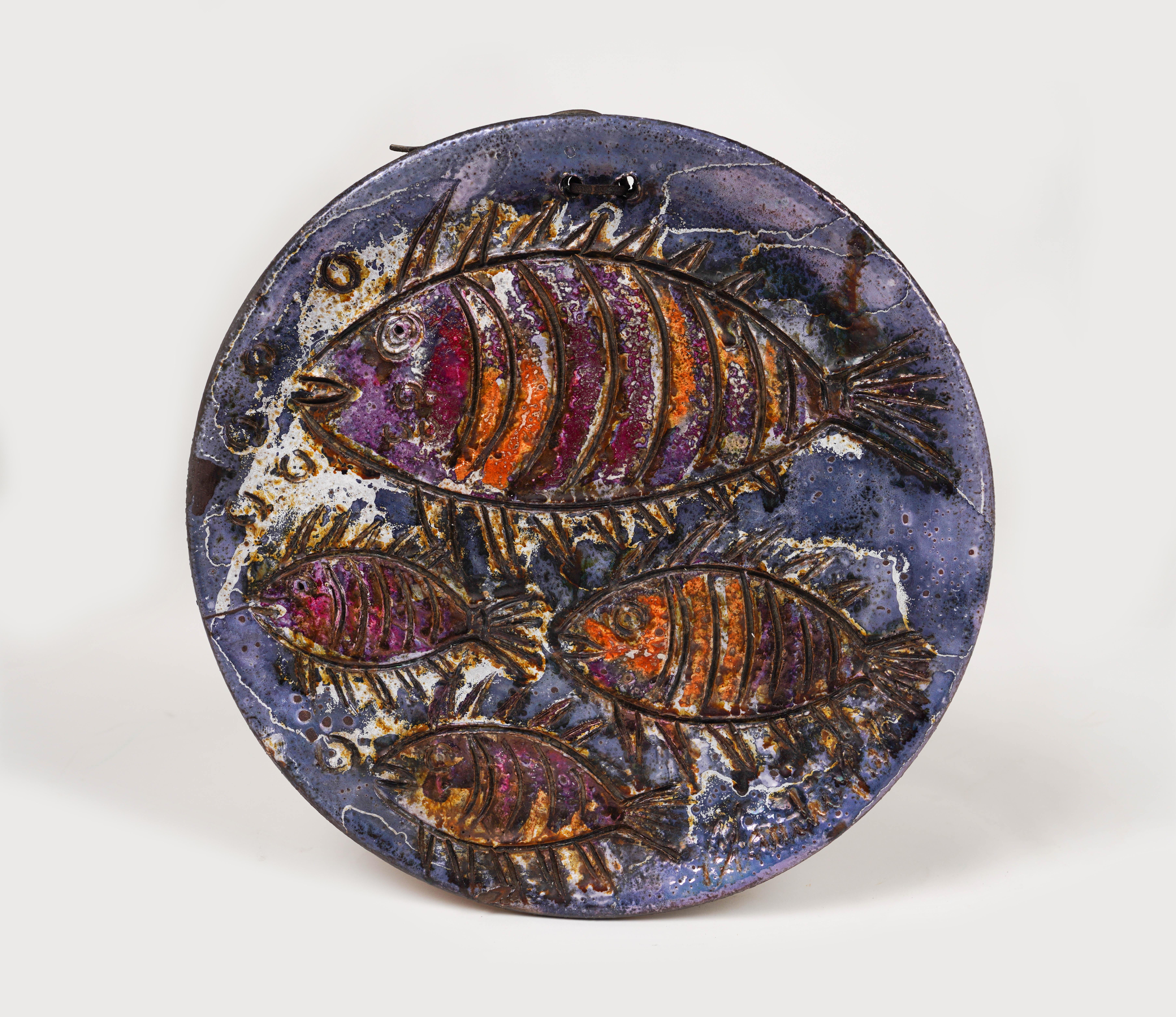 Dieser prächtige runde Wandteller mit Fischdekor wurde von dem sardischen Keramikmeister Claudio Pulli hergestellt.

Hergestellt in Italien in den 1970er Jahren.

Die Werke von Claudio Pulli werden in einem besonderen Keramikgussverfahren