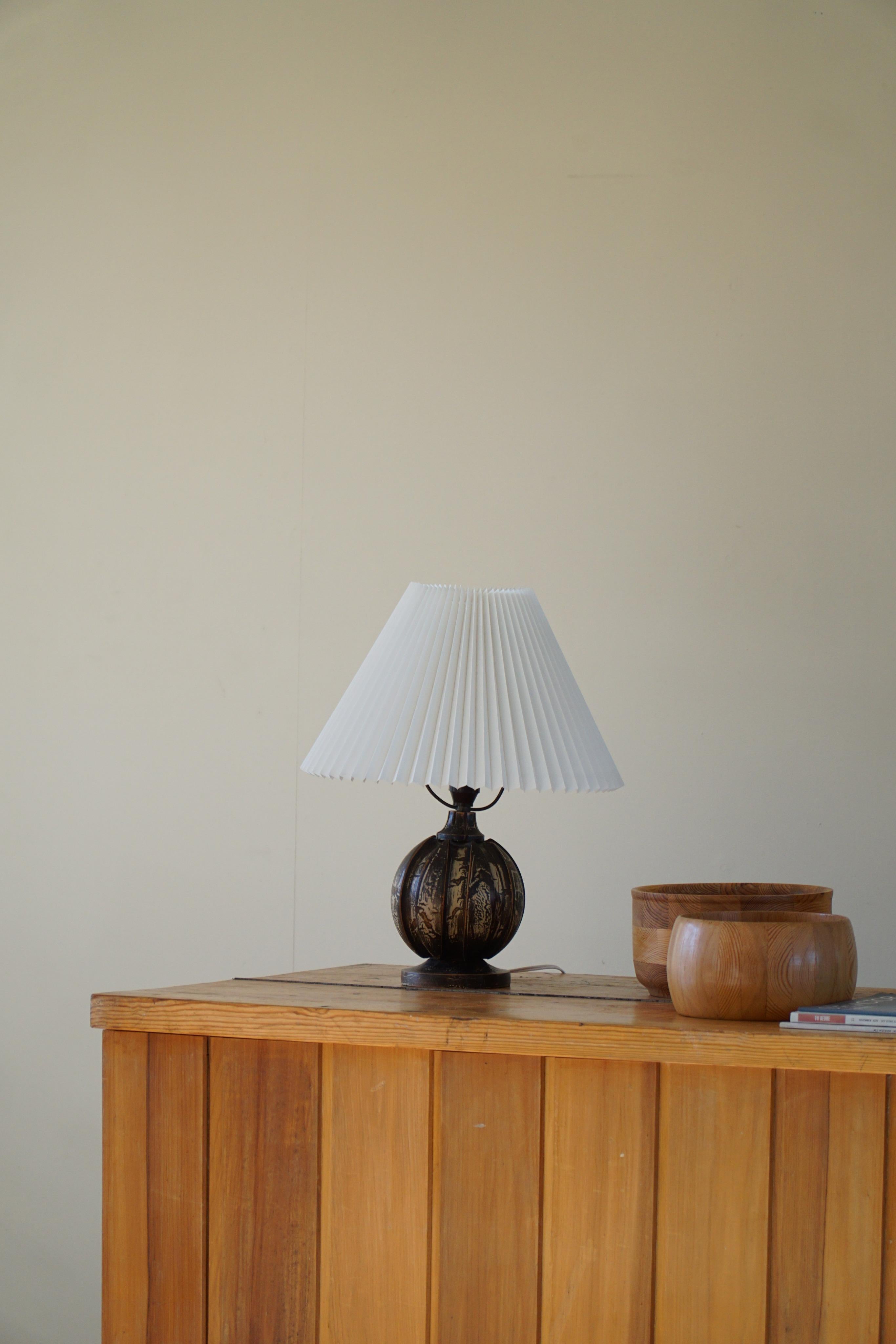 Lampe de table ronde en bois du milieu du 20e siècle avec une surface peinte. Fabriqué au Danemark. Une belle forme qui complète l'impression générale de cette lampe de table Art déco.

