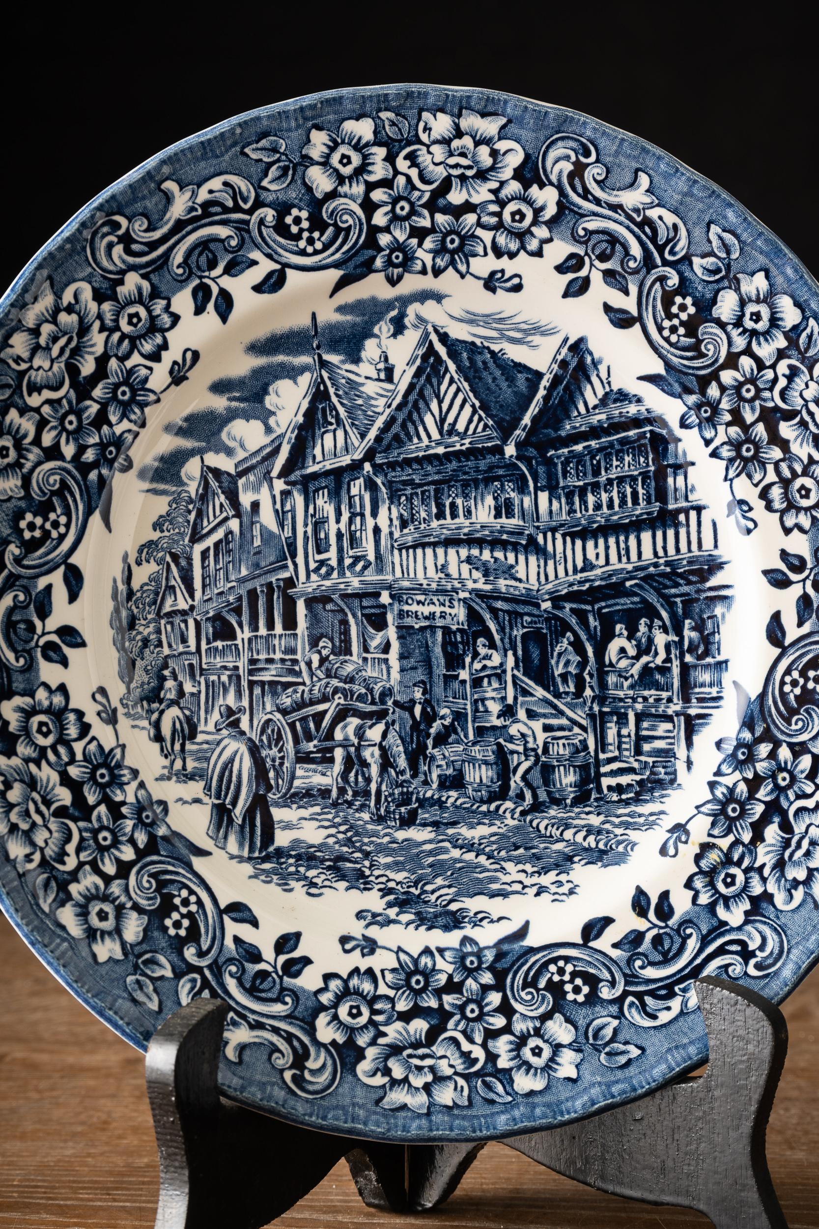 Decorative Royal Tudorware Plate, England, Deep Blue Decorations, Hand Engraved In Good Condition In Leuven , BE