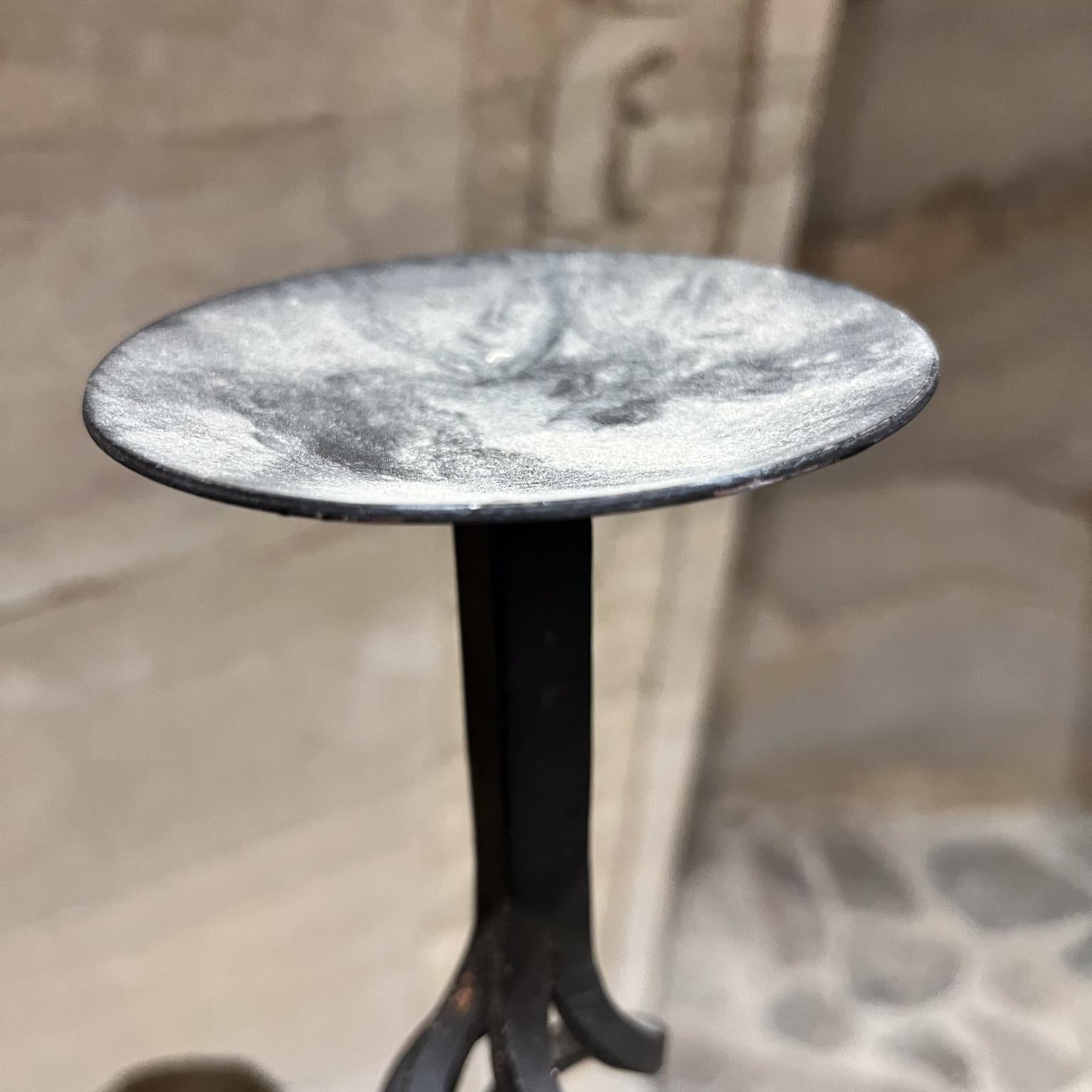 Portacandele decorativo da terra a candelabro in ferro rustico in vendita 4
