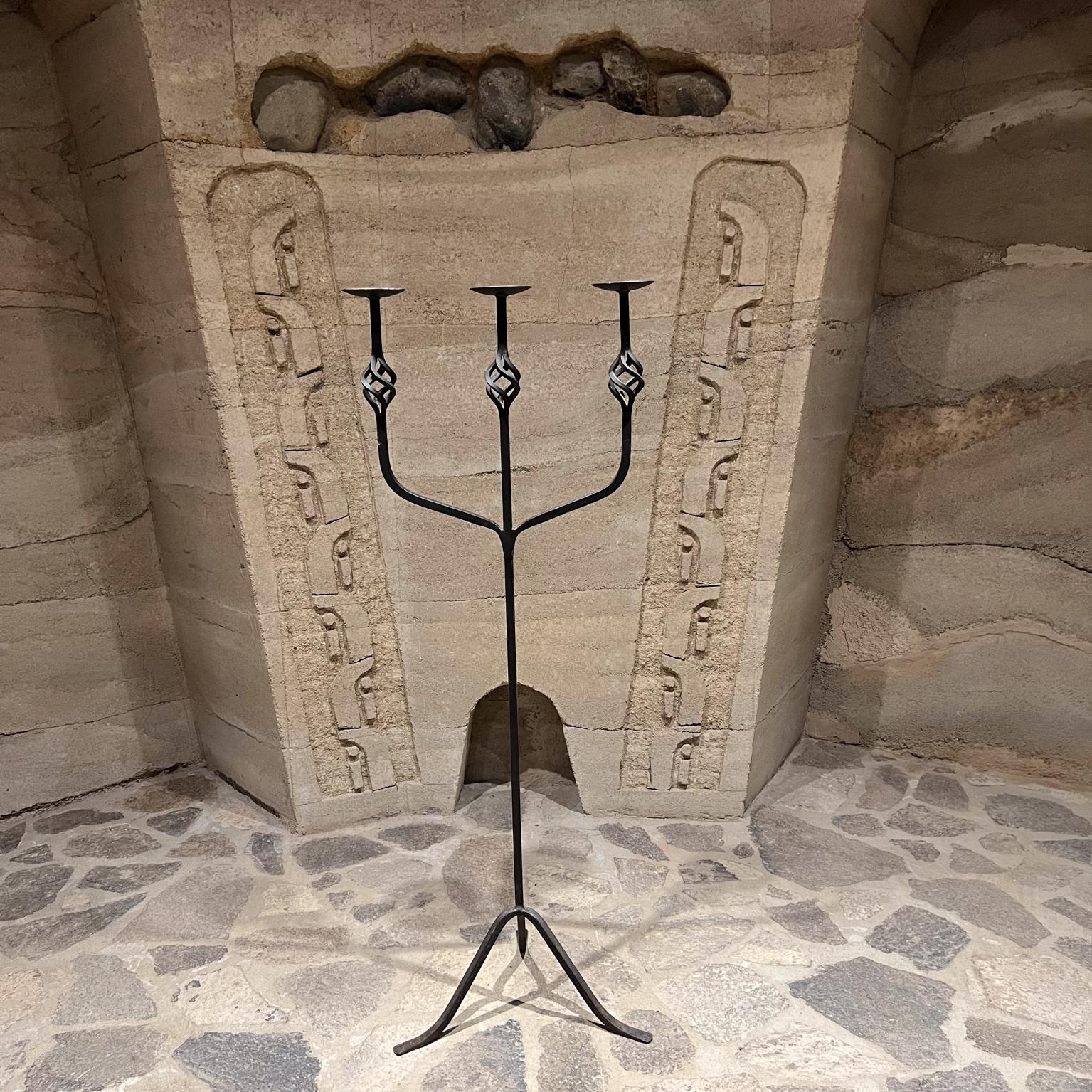 Piantana decorativa per candelabri a tre bracci in ferro con base a treppiede
55 H. x 21,25 L. x 16 D.
Originale d'epoca non restaurata
Fai riferimento alle immagini elencate.
$199 Consegna locale a Los Angeles da parte del concessionario