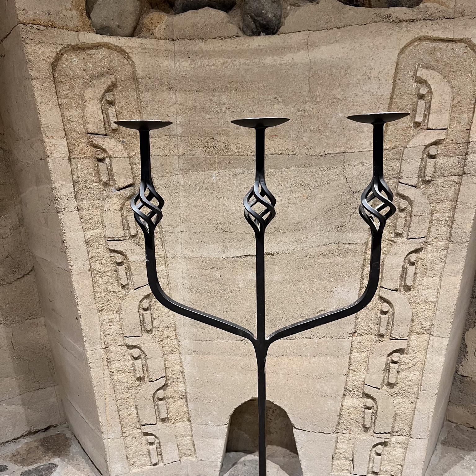 Mid-Century moderno Portacandele decorativo da terra a candelabro in ferro rustico in vendita