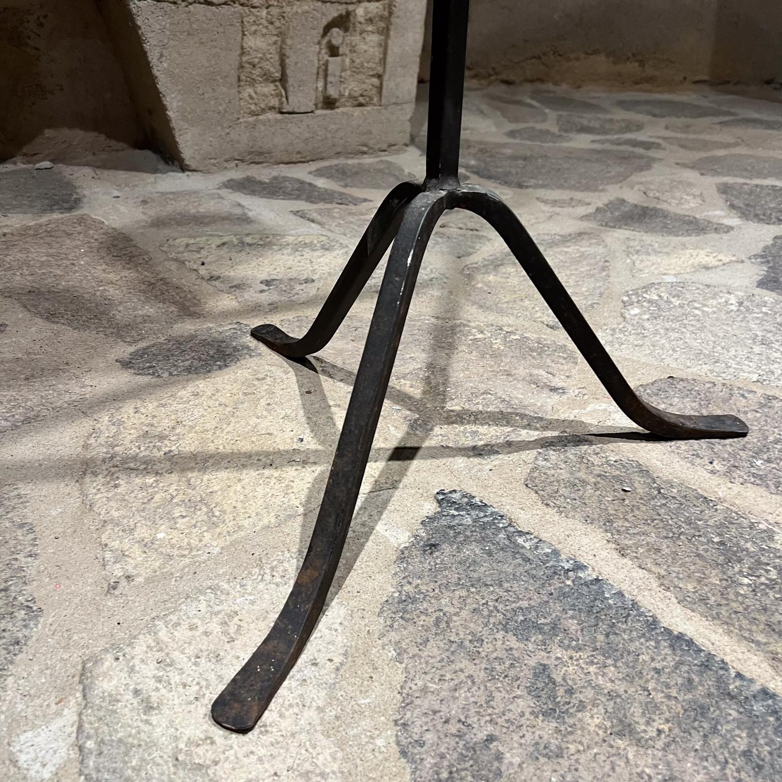 XX secolo Portacandele decorativo da terra a candelabro in ferro rustico in vendita