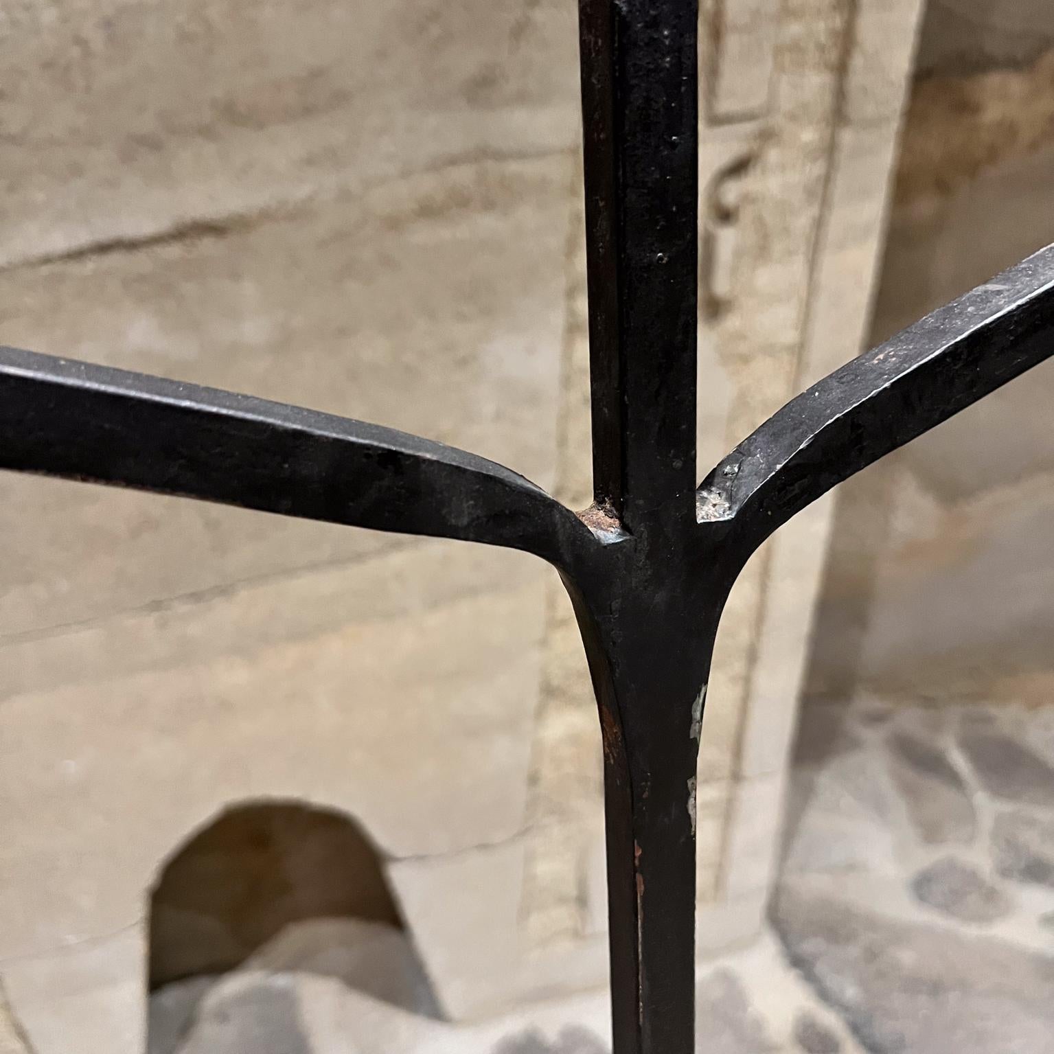 Ferro Portacandele decorativo da terra a candelabro in ferro rustico in vendita
