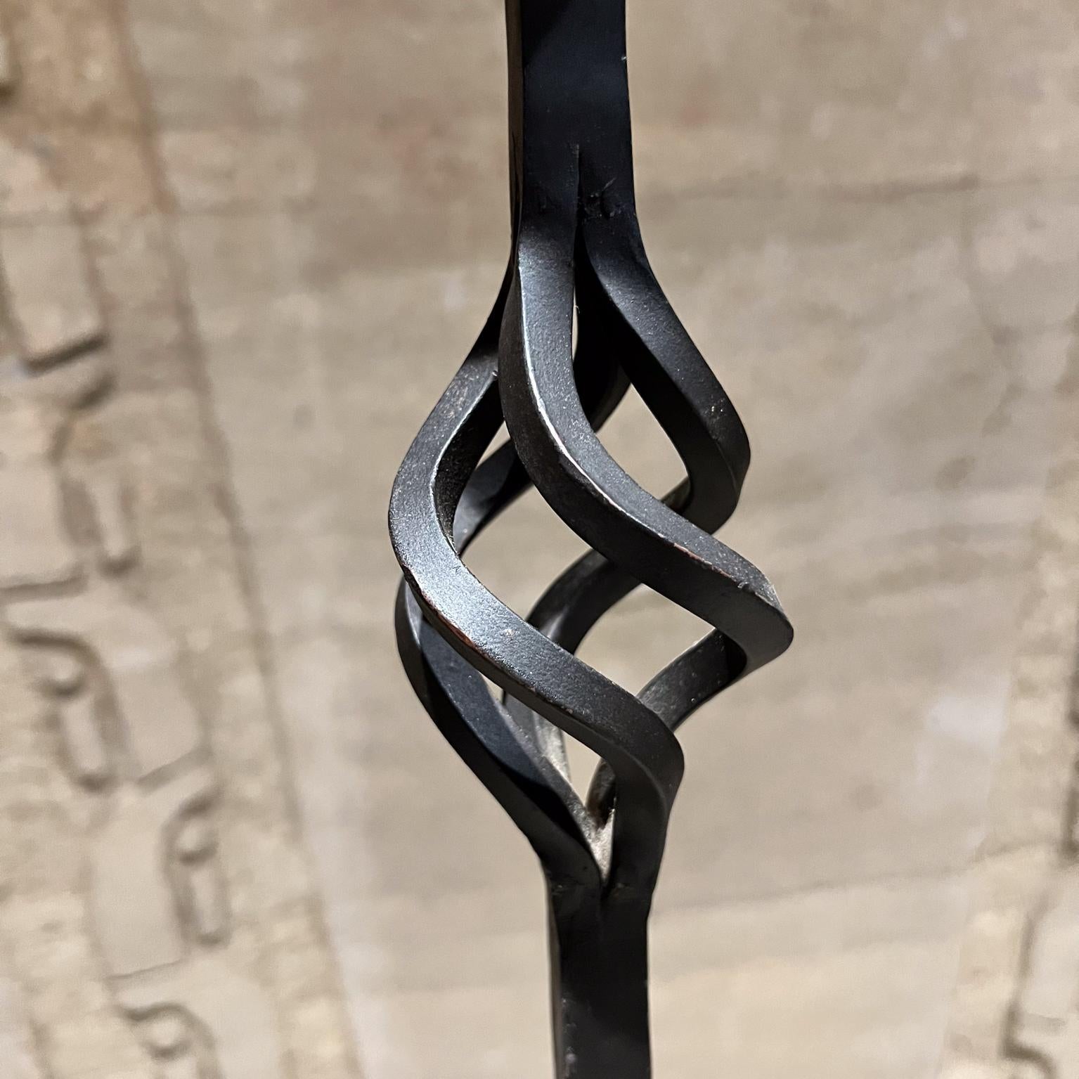 Portacandele decorativo da terra a candelabro in ferro rustico in vendita 1