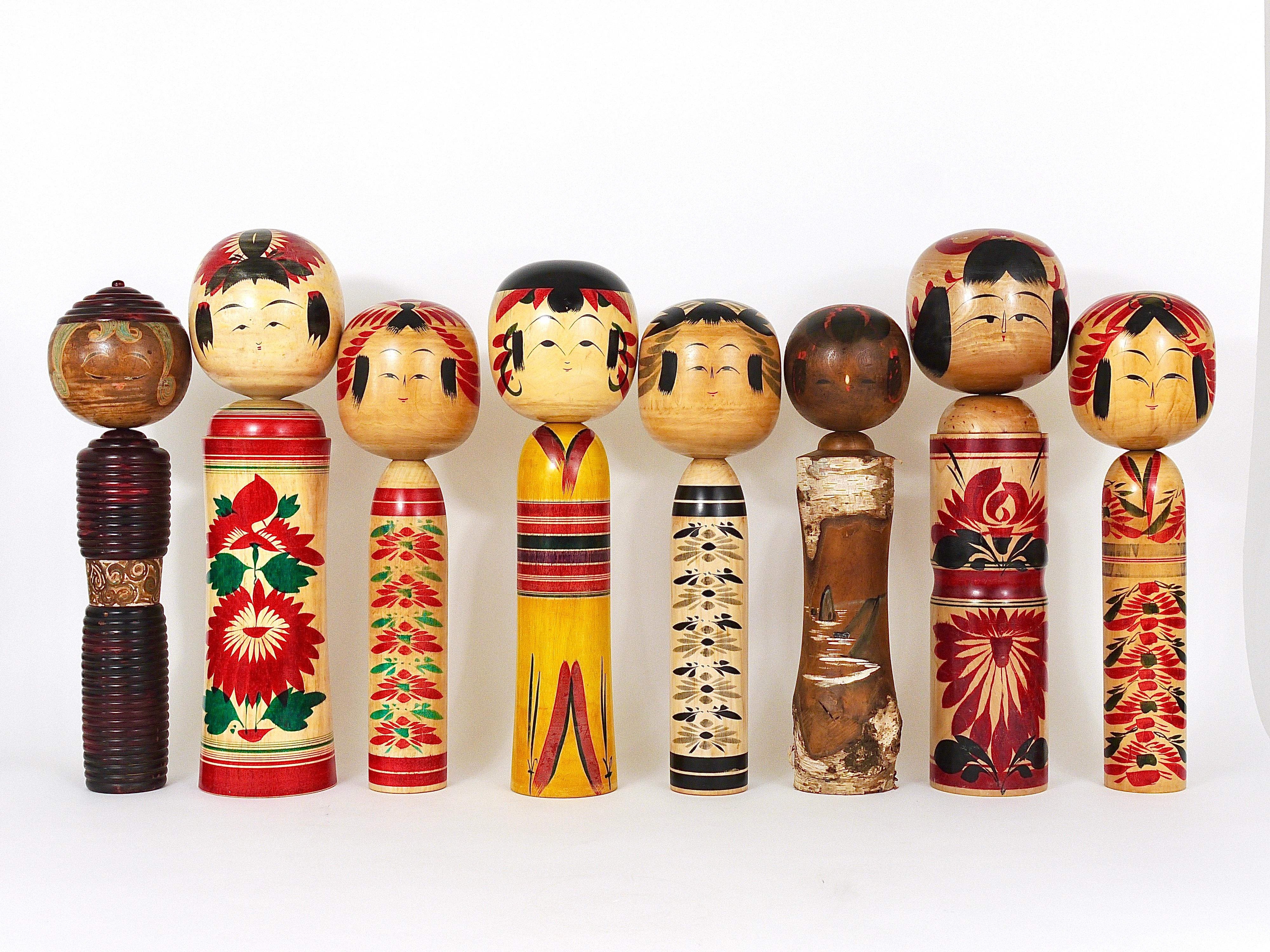 Eine schöne und außergewöhnlich 18 Zoll große Sosaku Kindai Kokeshi-Puppe aus Japan. Handgefertigt aus Holz und handbemalt im frühen 20. Jahrhundert. In gutem Zustand mit reizvoller Patina. Eine klassische traditionelle Puppe mit einem einfachen,