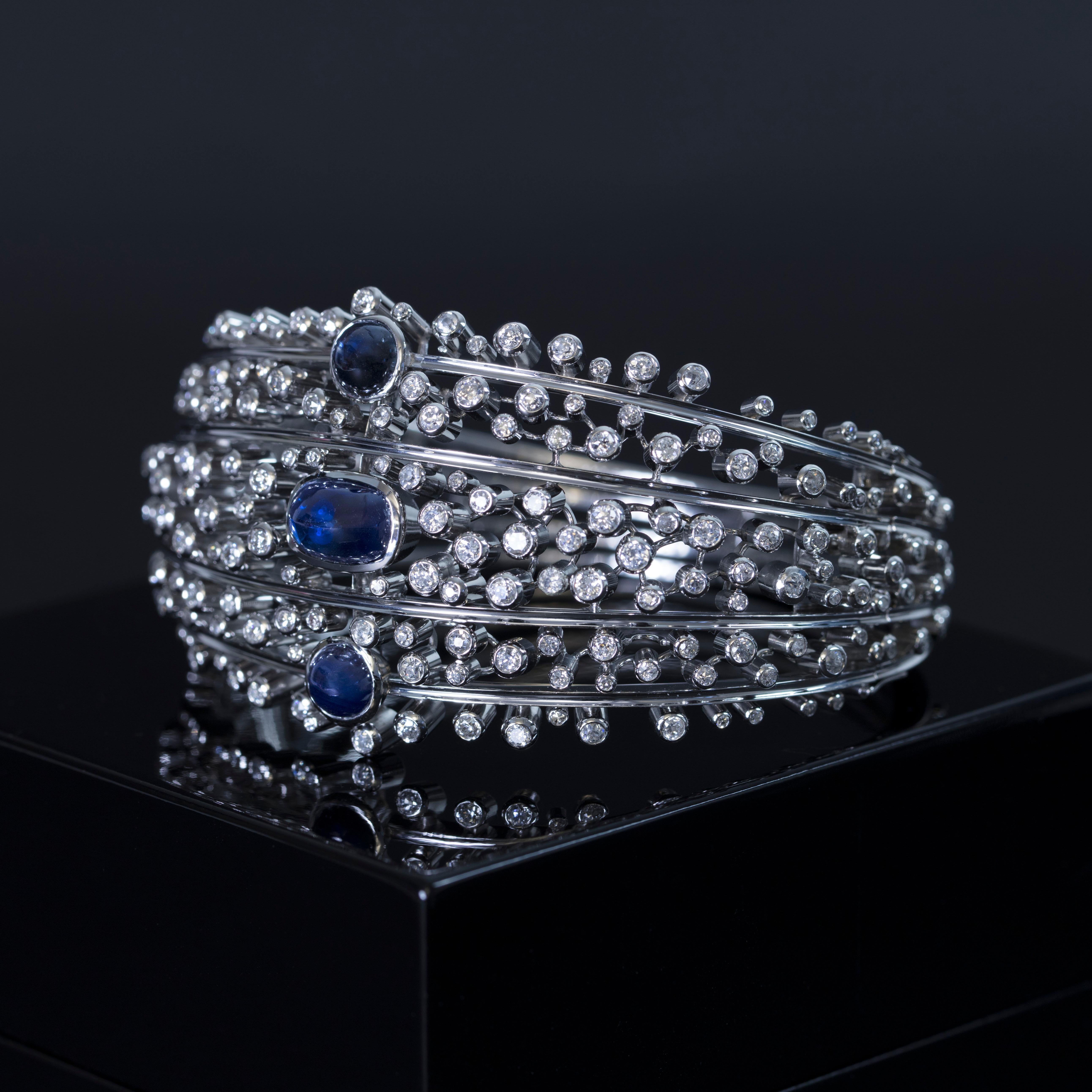 Round Cut Decorative Sapphire and Diamond Bangle in White Gold 18 Karat For Sale