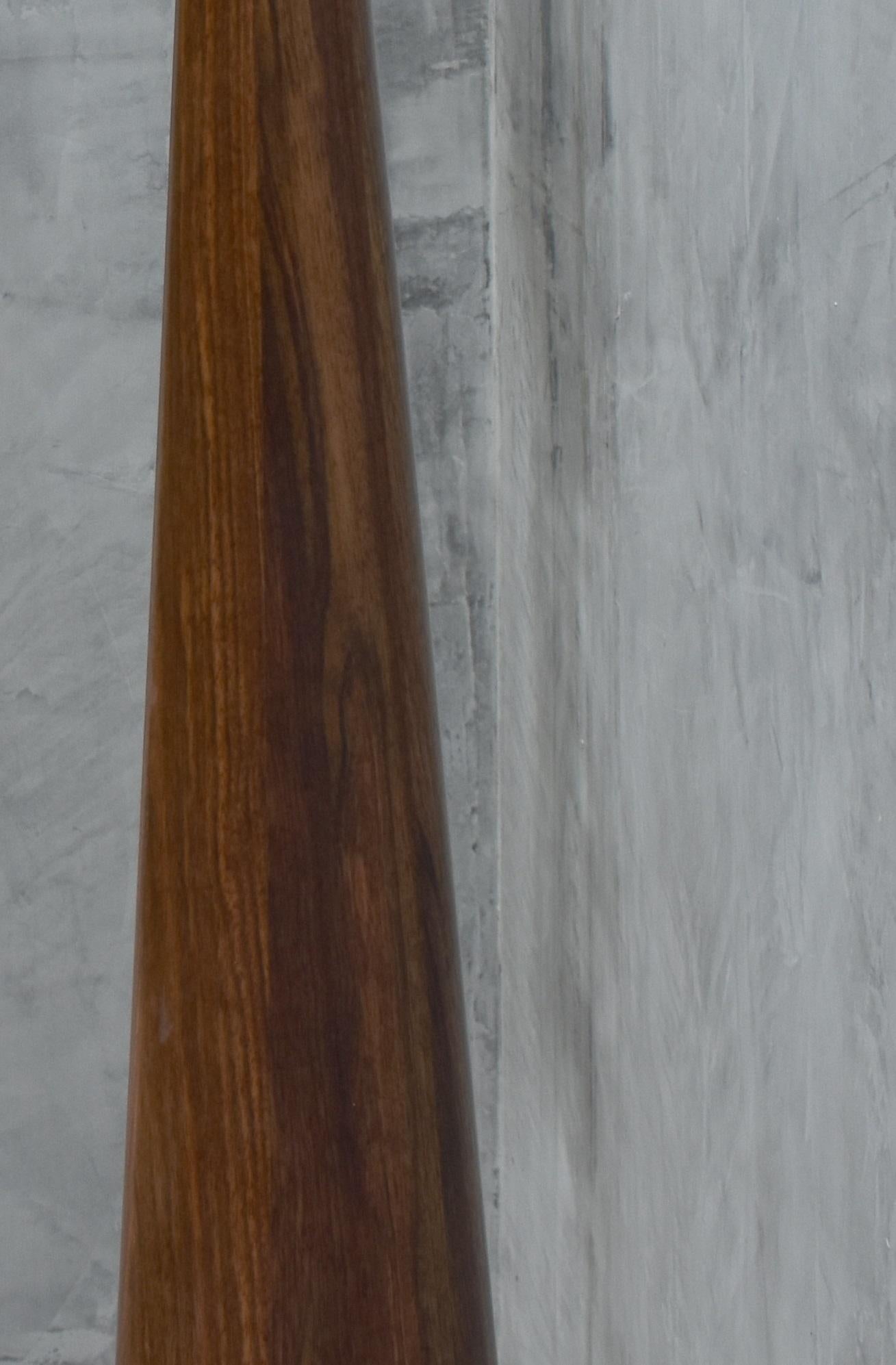 Spagnolo Accendino decorativo scultoreo in legno ceceno di Alina Rotzinger in vendita