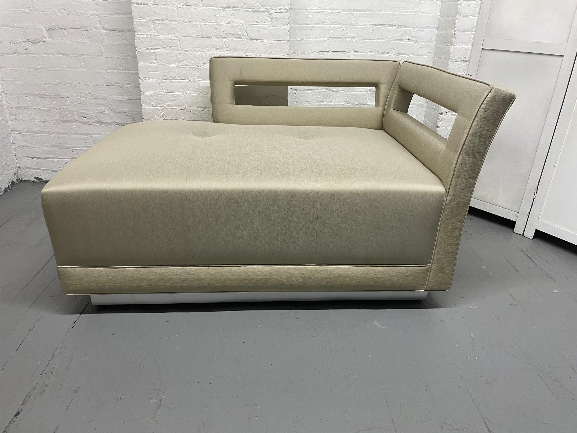 Sillón escultural decorativo con base cromada, recomienda tapizarlo.