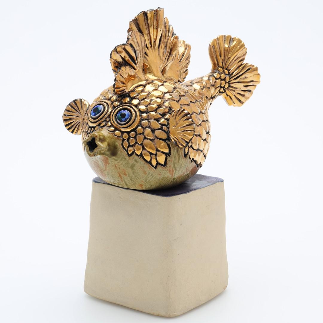 A beautiful vintage goldfish ornament for your room. An impressive size, this goldfish is a beautiful statement piece for a shelf or sideboard!
NINNIE FORSGREN, a sculpture, blowfish, ceramic, signed.
Pufferfish in ceramic, partly gilded.
Height