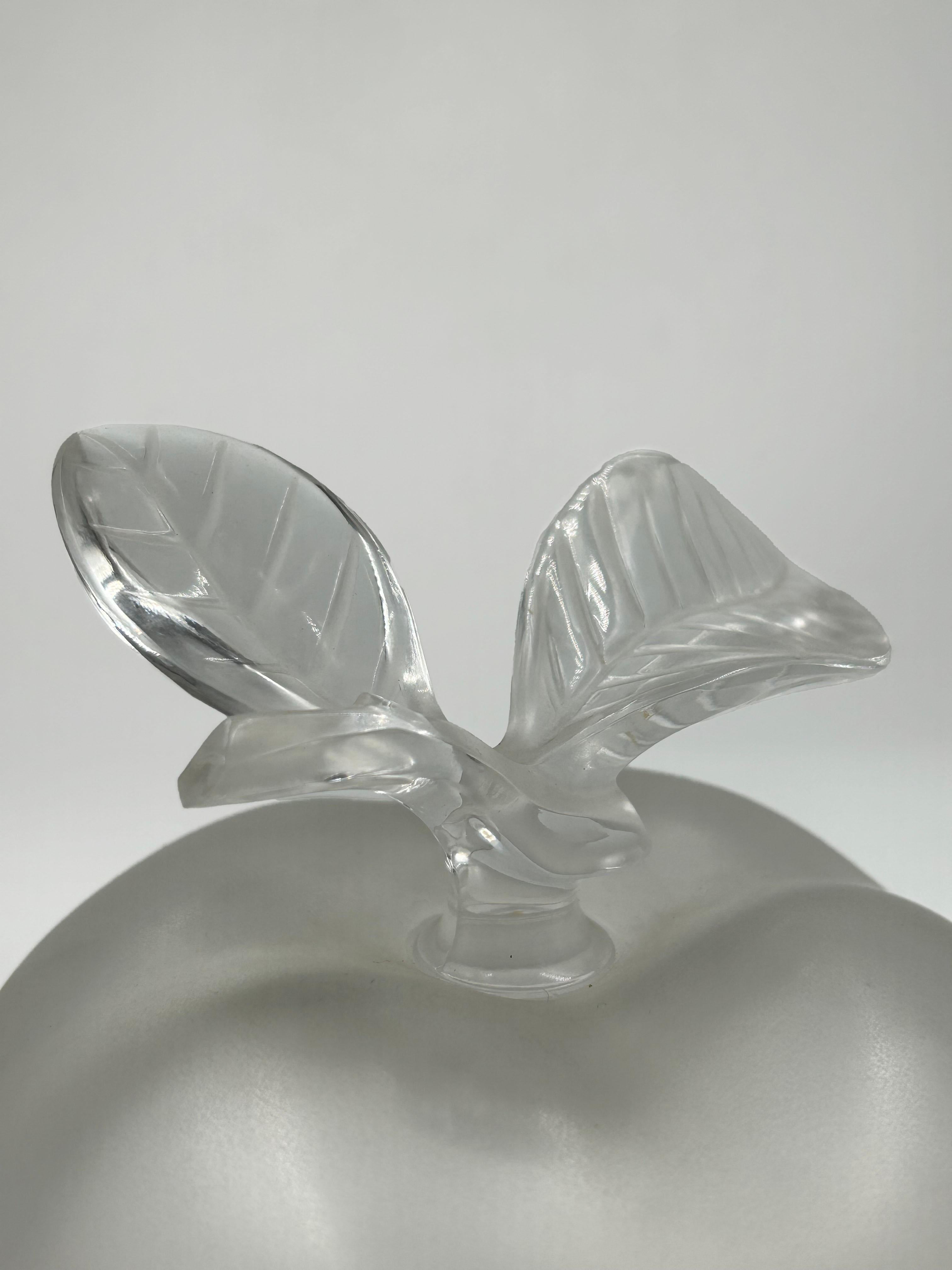 Hand-Crafted Decorative sculpture in the shape of a Lalique crystal apple For Sale