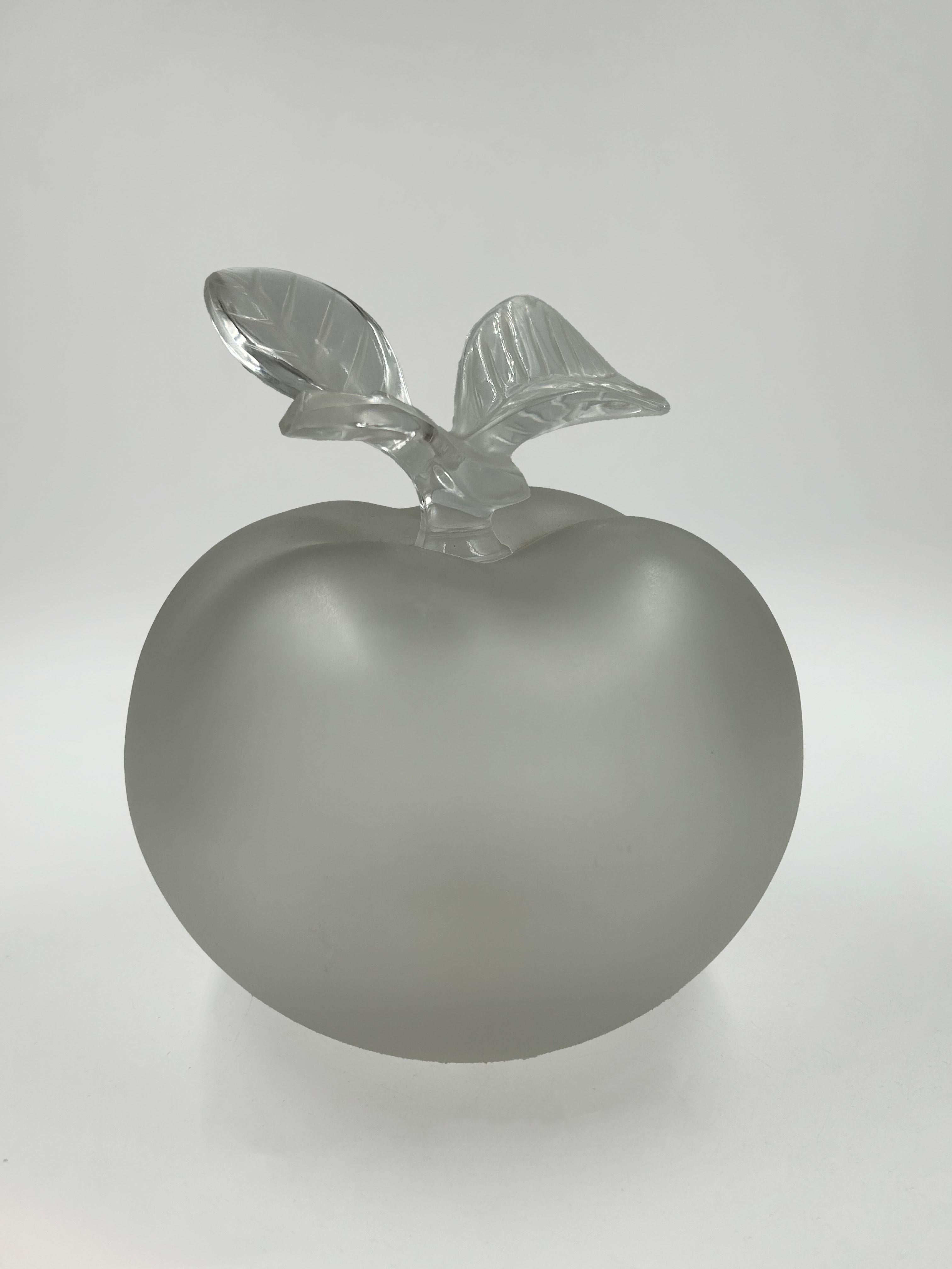 Decorative sculpture in the shape of a Lalique crystal apple In Good Condition For Sale In Autonomous City Buenos Aires, CABA