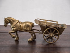 Sculpture décorative d'un cheval avec une voiture