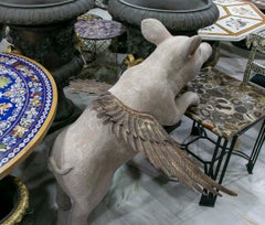 Sculpture décorative d'un cochon ailé en résine vieillie