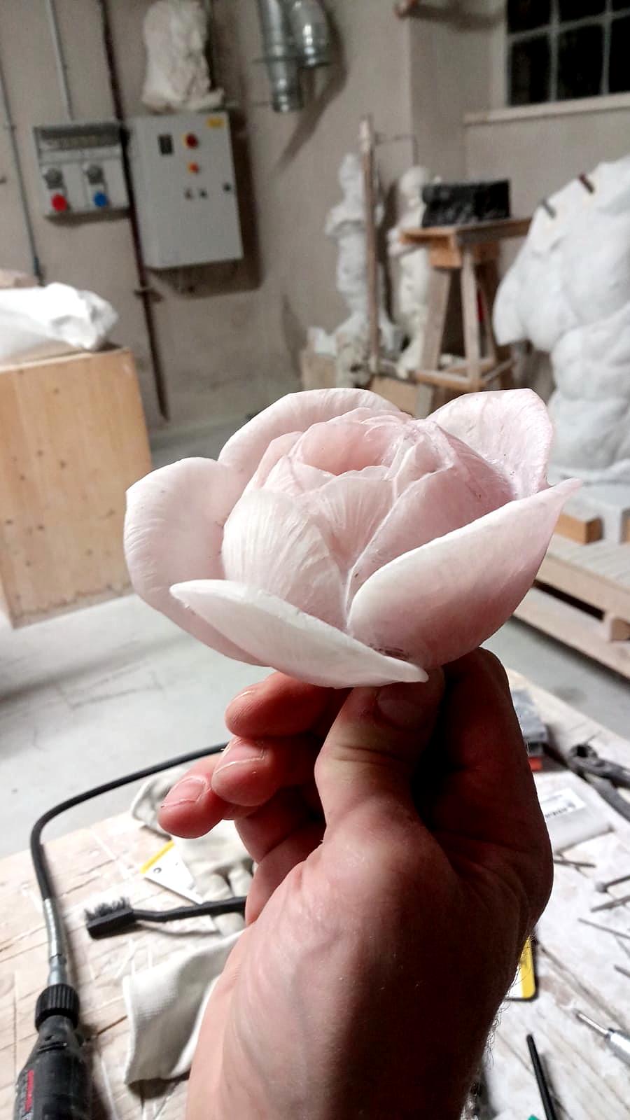 Dekorative Skulptur Rose Blossom, Ornament, massiver Block, Rosenquarz, handgeschnitzt im Angebot 8