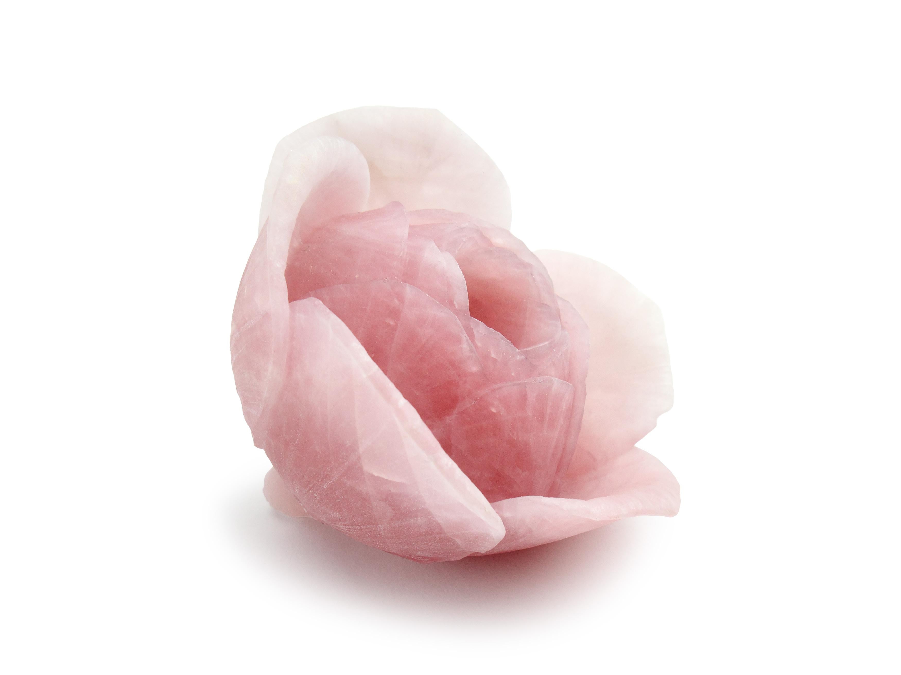 Ornamento Escultura Decorativa Flor de Rosa Bloque Macizo Cuarzo Rosa Tallado a Mano Moderno en venta