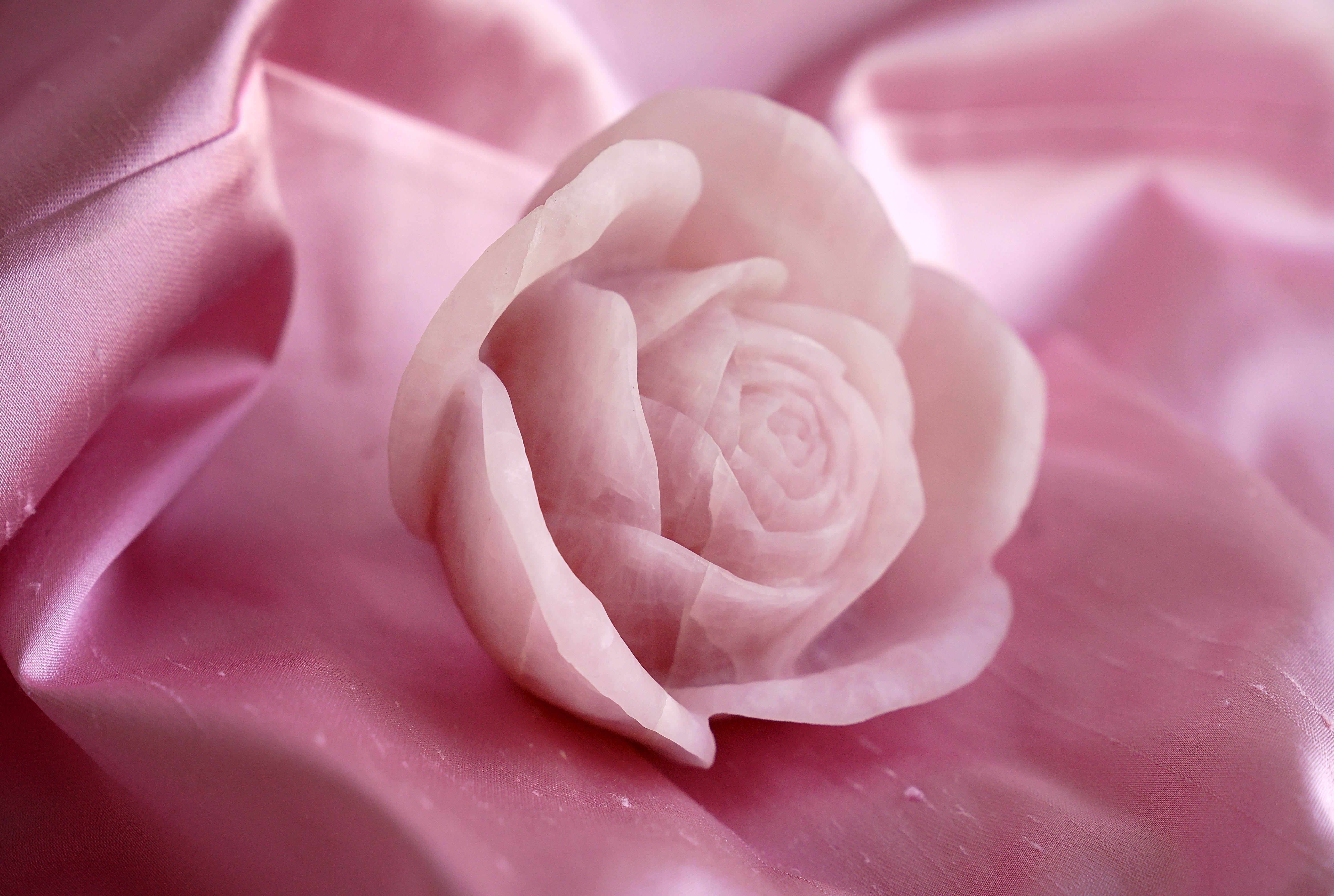 Die Rosenblüte wurde vollständig von Hand aus einem massiven Block aus seltenem Rosenquarz geformt. 

Abmessungen: ca. T 12 x H 12 cm. Erhältlich in verschiedenen Marmorsorten, Onyx und Quarzit. 

Jede Rose ist von den Künstlern handsigniert und