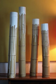 Escultura decorativa con pintura blanca y bambú