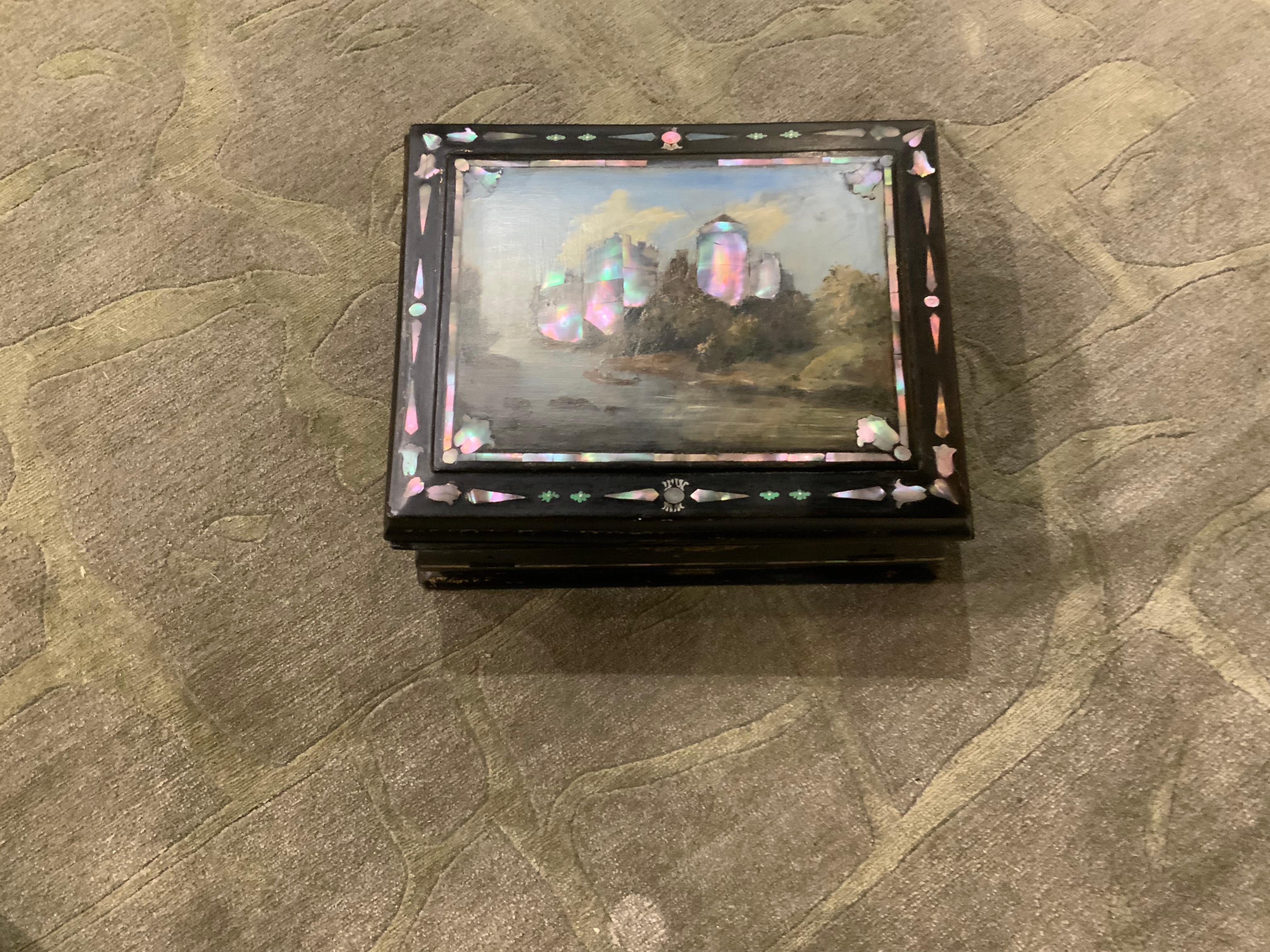 Decorativo  caja de secretaria con pintura a mano e incrustaciones de nácar, s. XIX en Bueno estado para la venta en Houston, TX