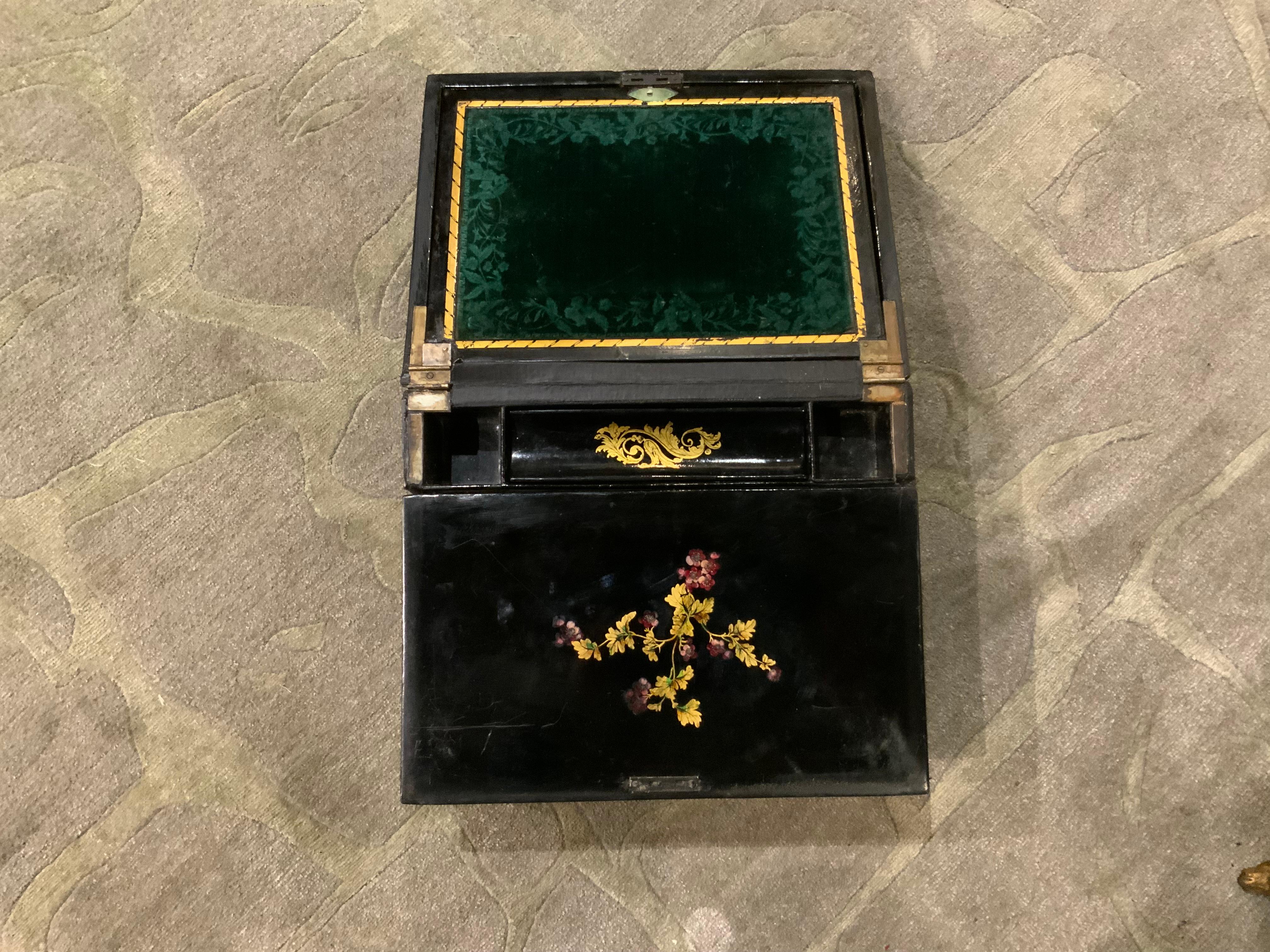 Decorativo  caja de secretaria con pintura a mano e incrustaciones de nácar, s. XIX Nácar en venta