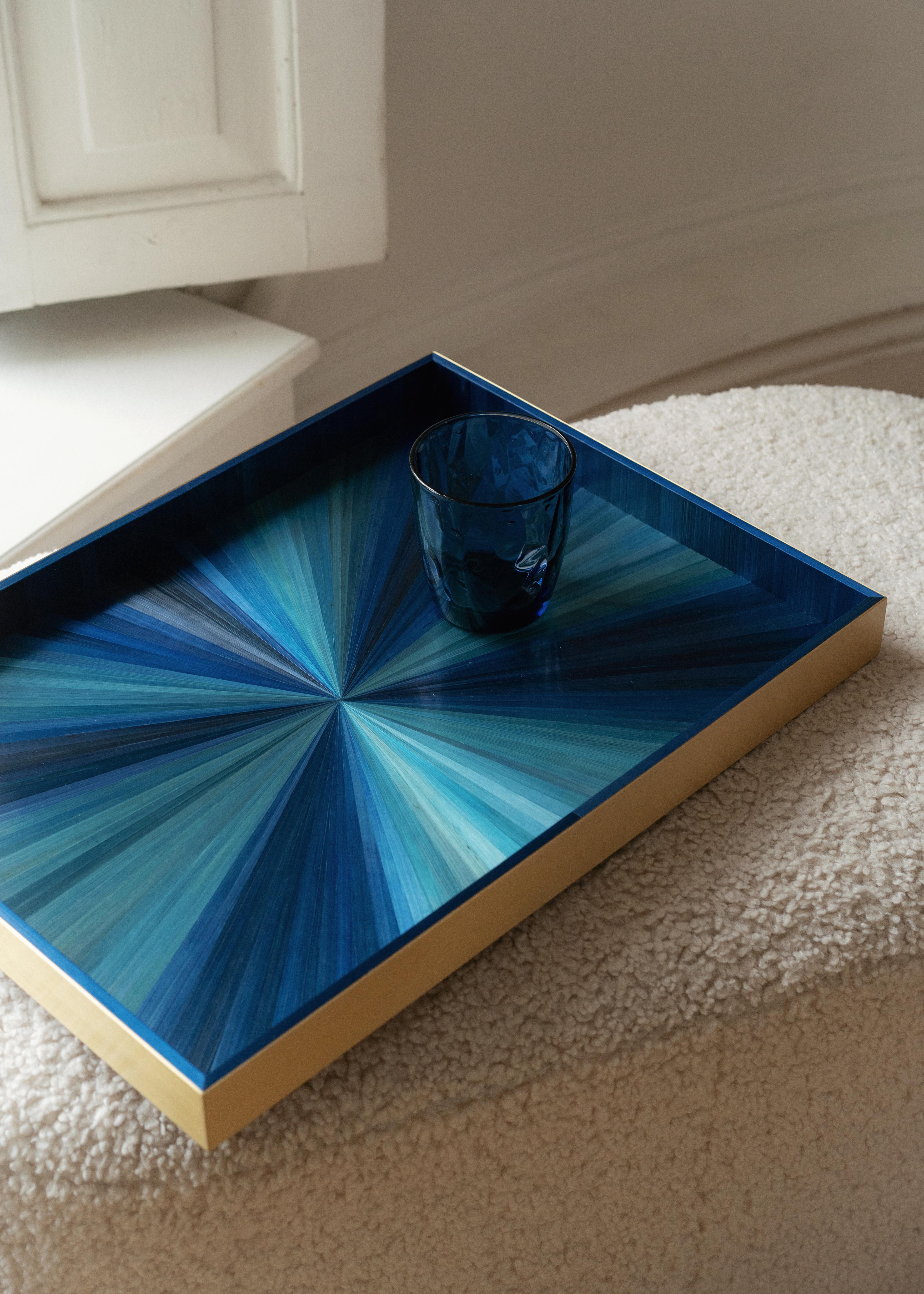 Bandeja Decorativa para Servir con Marquetería de Paja Azul Incrustación de Rayas de Sol Hecha a Mano Siglo XXI y contemporáneo en venta