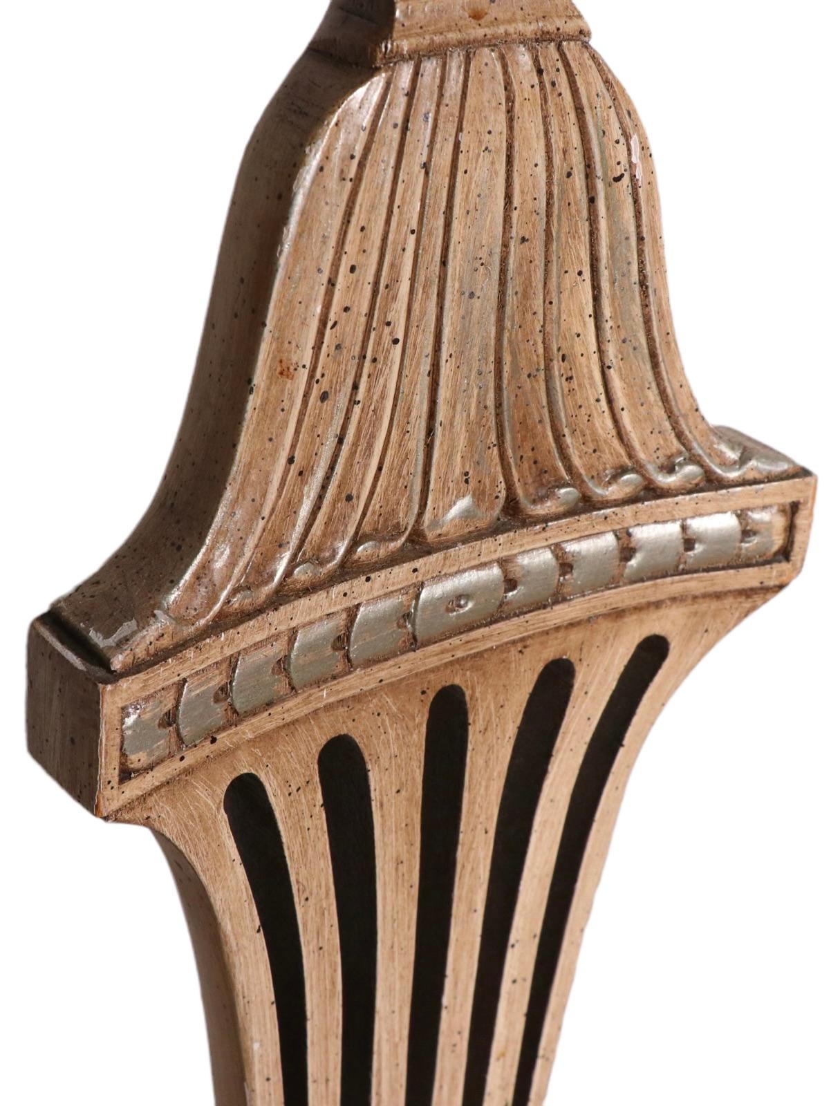 Ensemble décoratif de 12 chaises de salle à manger de style italien en bois sculpté et cuir en vente 4