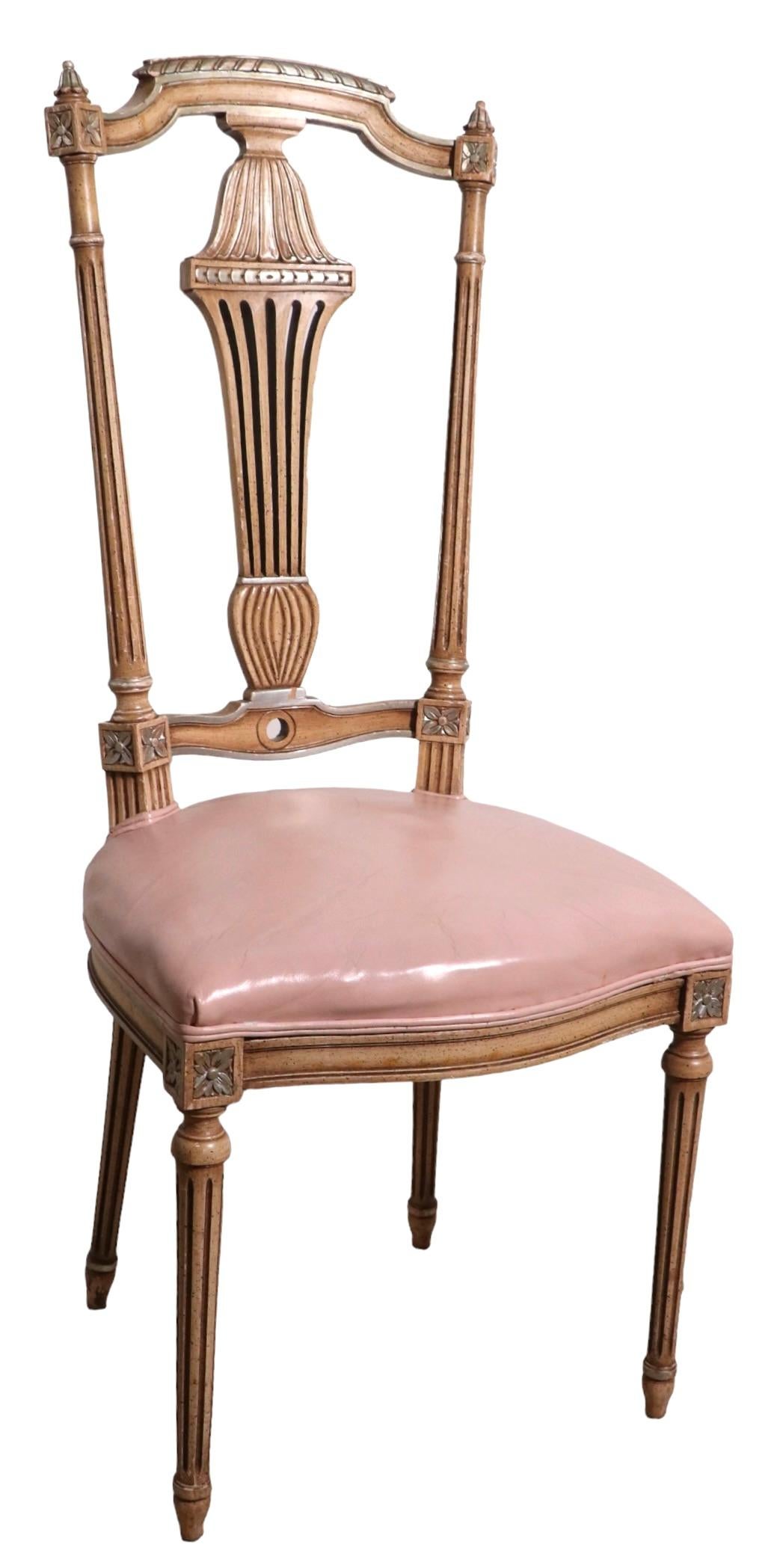 Ensemble décoratif de 12 chaises de salle à manger de style italien en bois sculpté et cuir en vente 7