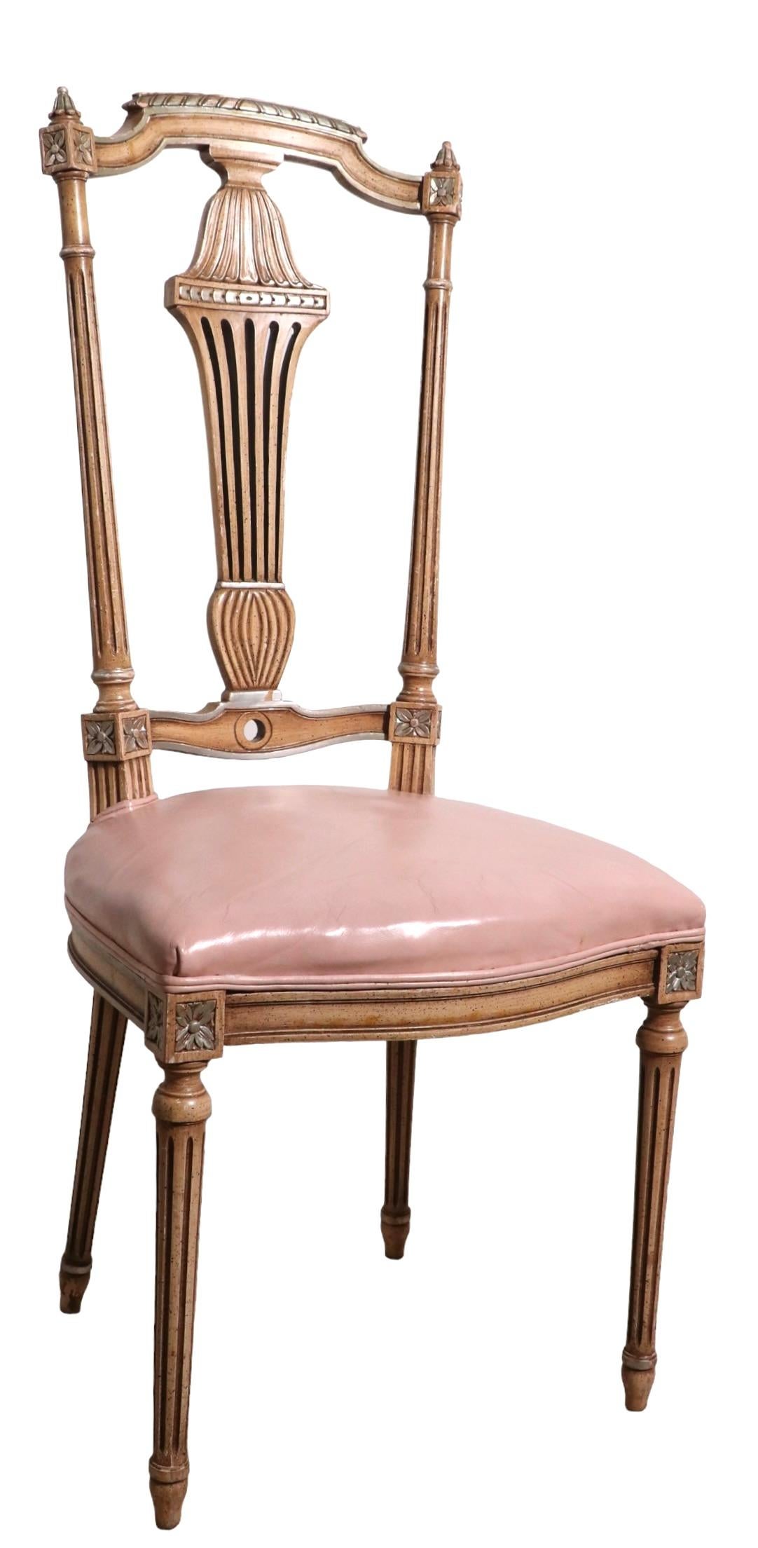 Ensemble décoratif de 12 chaises de salle à manger de style italien en bois sculpté et cuir en vente 8