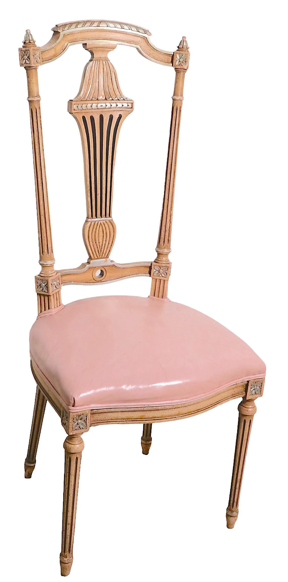 Ensemble décoratif de 12 chaises de salle à manger de style italien en bois sculpté et cuir en vente 10
