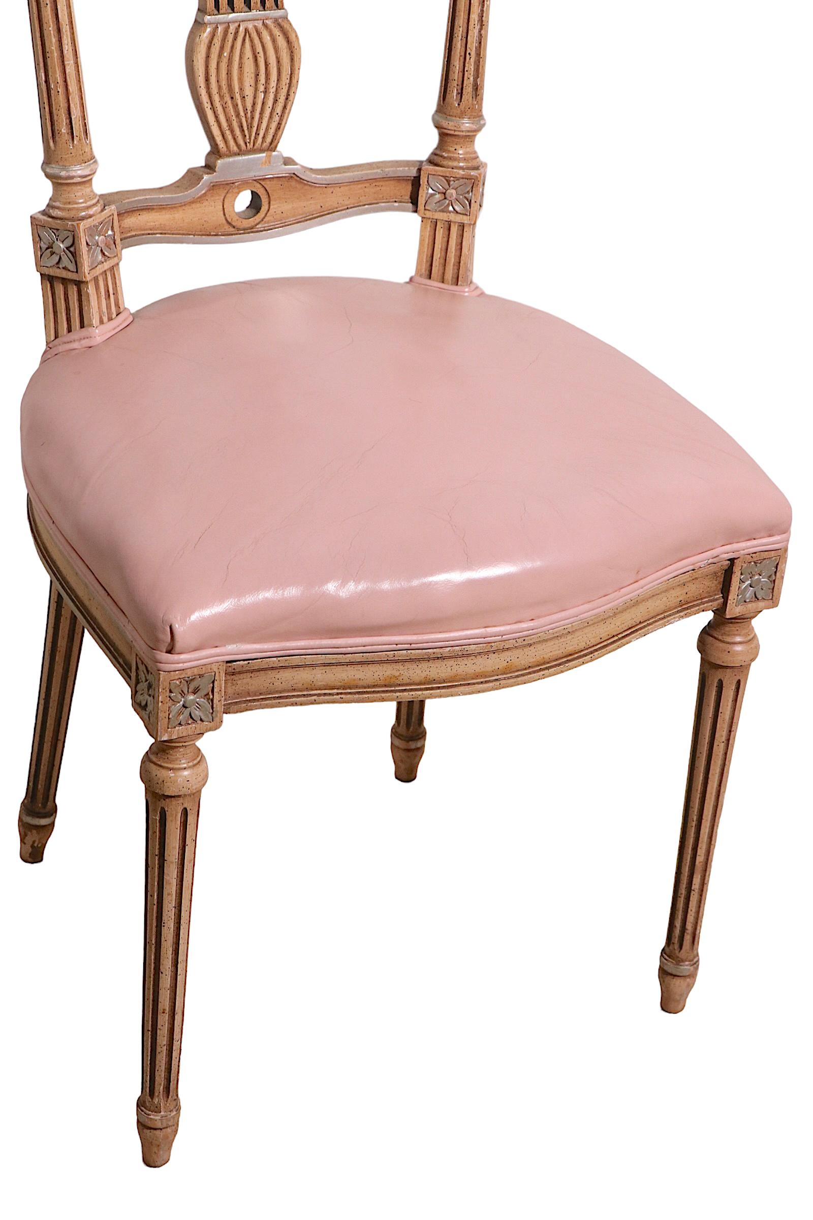Conjunto decorativo de 12 sillas de comedor de estilo italiano de madera tallada y cuero en venta 10