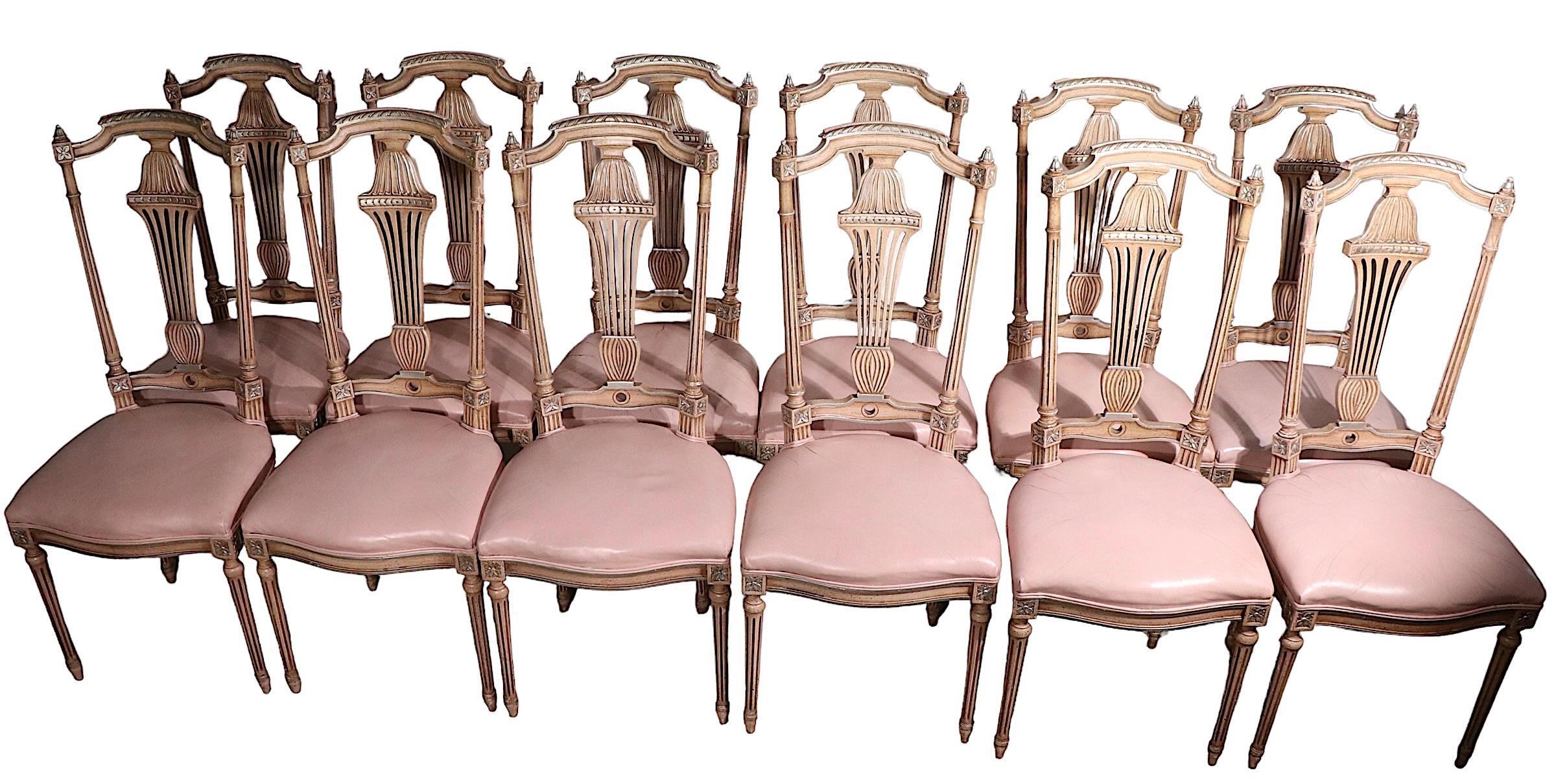 Superbe ensemble de 12 chaises de salle à manger assorties, en bois sculpté, doré et peint, avec des sièges en cuir rose bubble gum inattendus et intrigants. Il est presque impossible de trouver de grands ensembles de chaises à manger élégantes. Ces