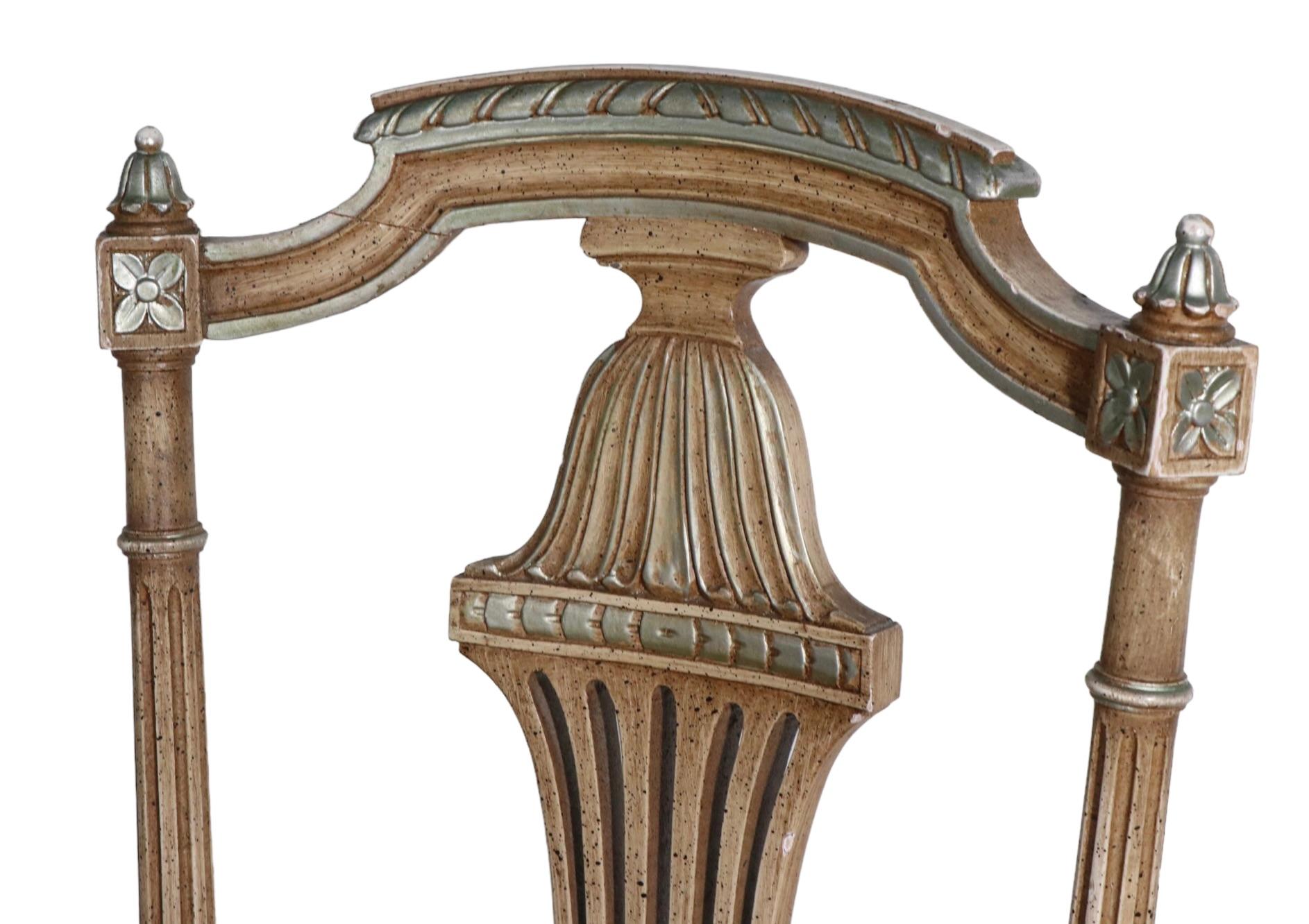 20ième siècle Ensemble décoratif de 12 chaises de salle à manger de style italien en bois sculpté et cuir en vente