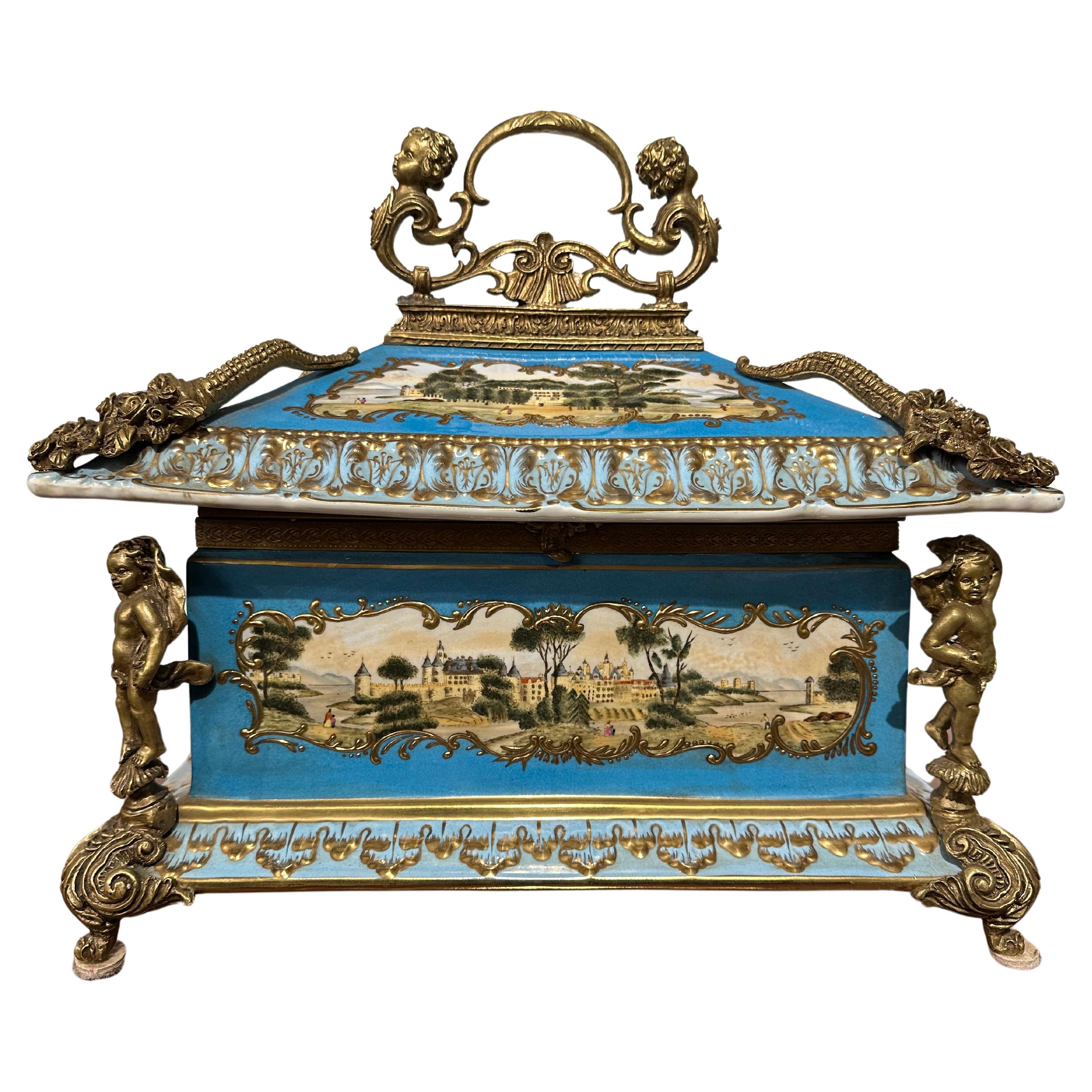 Boîte décorative en porcelaine de style Sèvres en vente