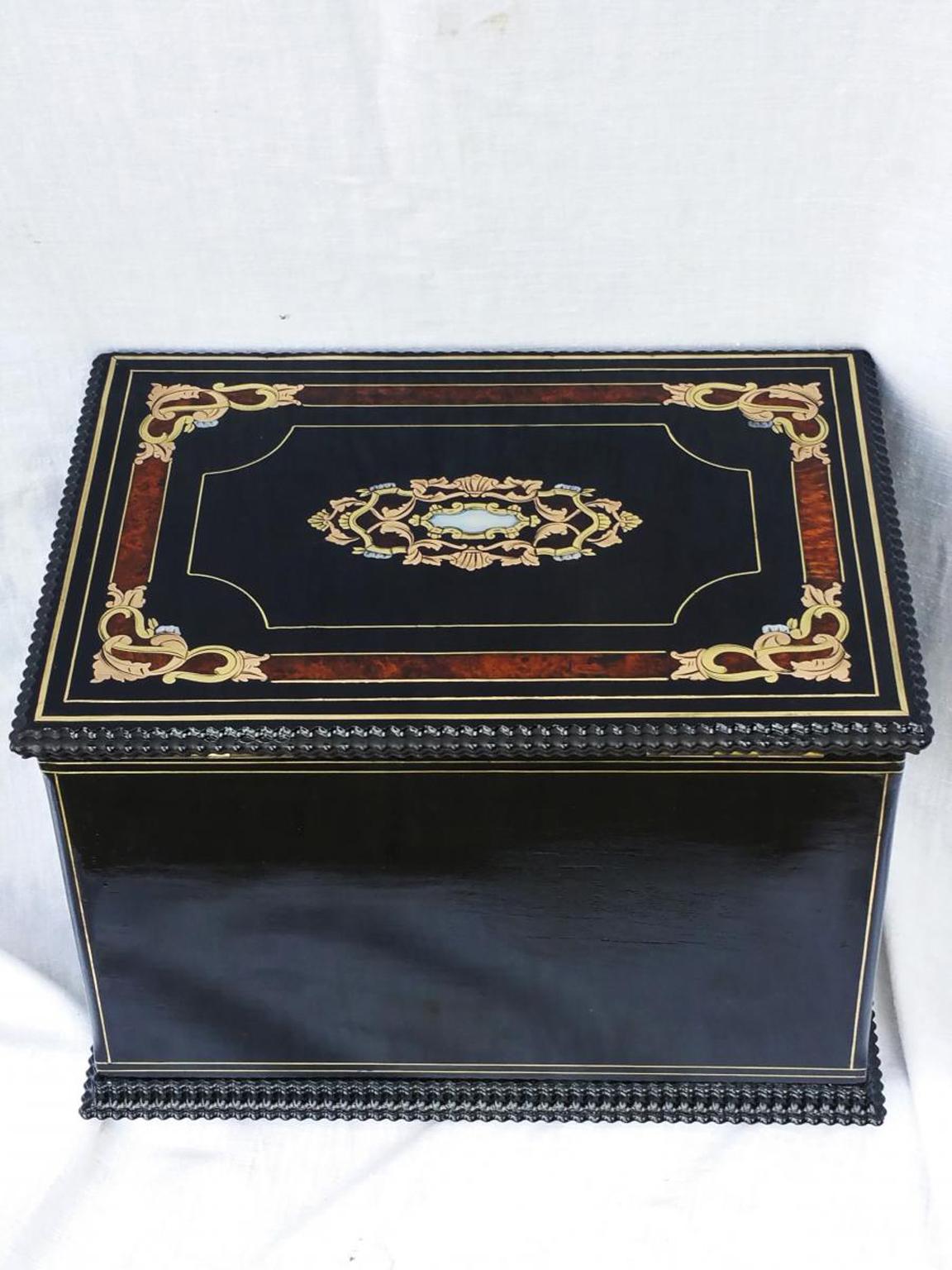 Jewel decorative box or sewing box, in Boulle style Marquetry in Ebony, Copper, Brass, Mother of Pearl and precious reddish Amaranthus wood.
It opens by a pressing button. The inside part is in burl and has a closed part covered in its original