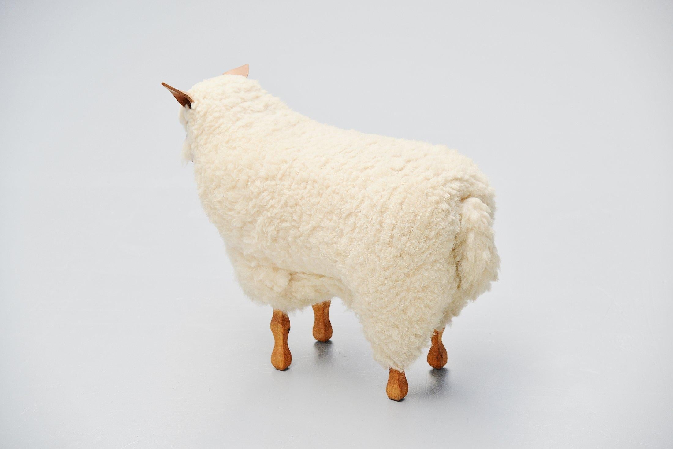 Decorative Sheep Stool, Holland, 1970 In Good Condition In Roosendaal, Noord Brabant