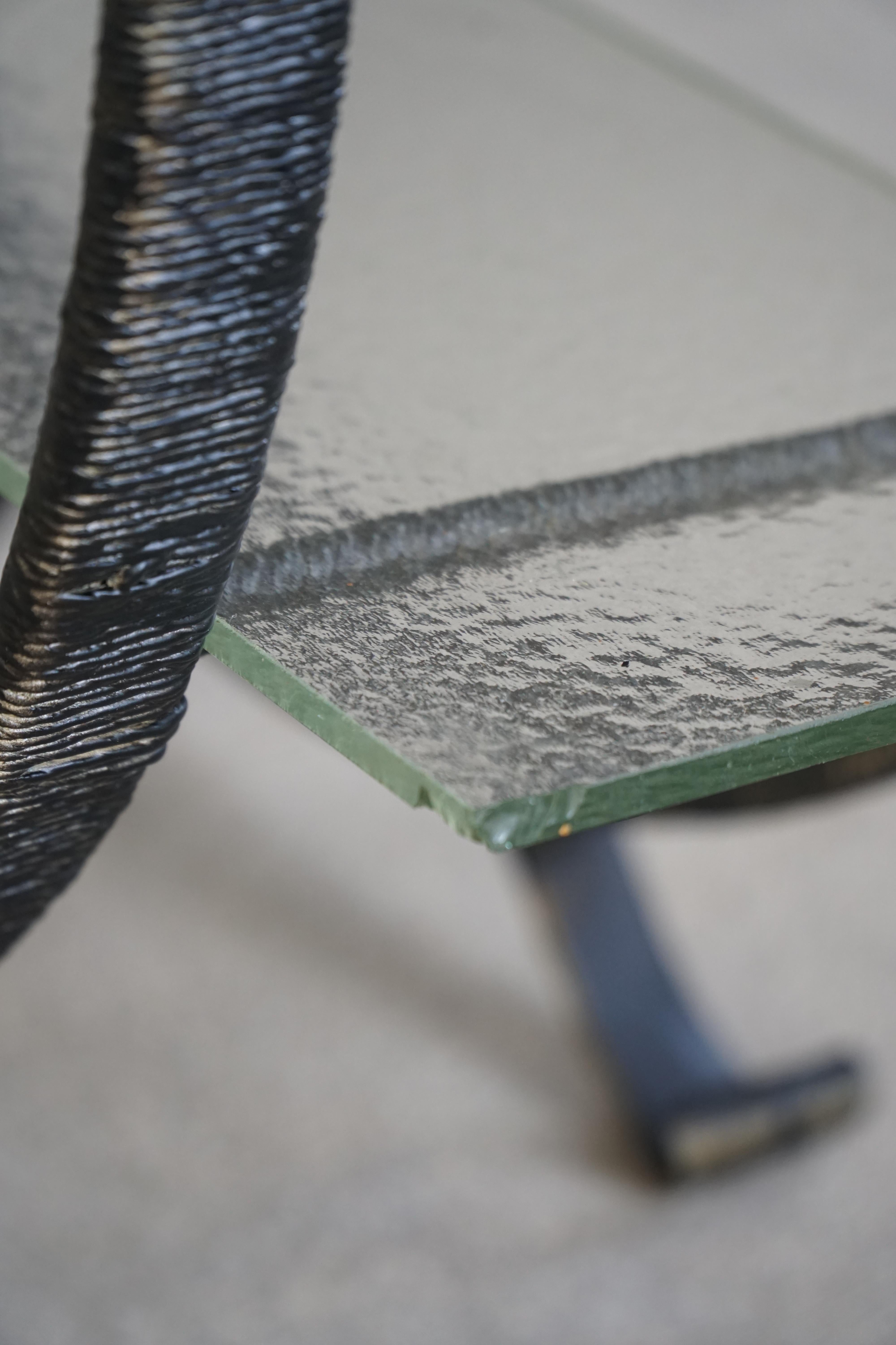 Scaffale decorativo, struttura metallica rotonda con gambe curve e ripiani in vetro, 1960 in vendita 3