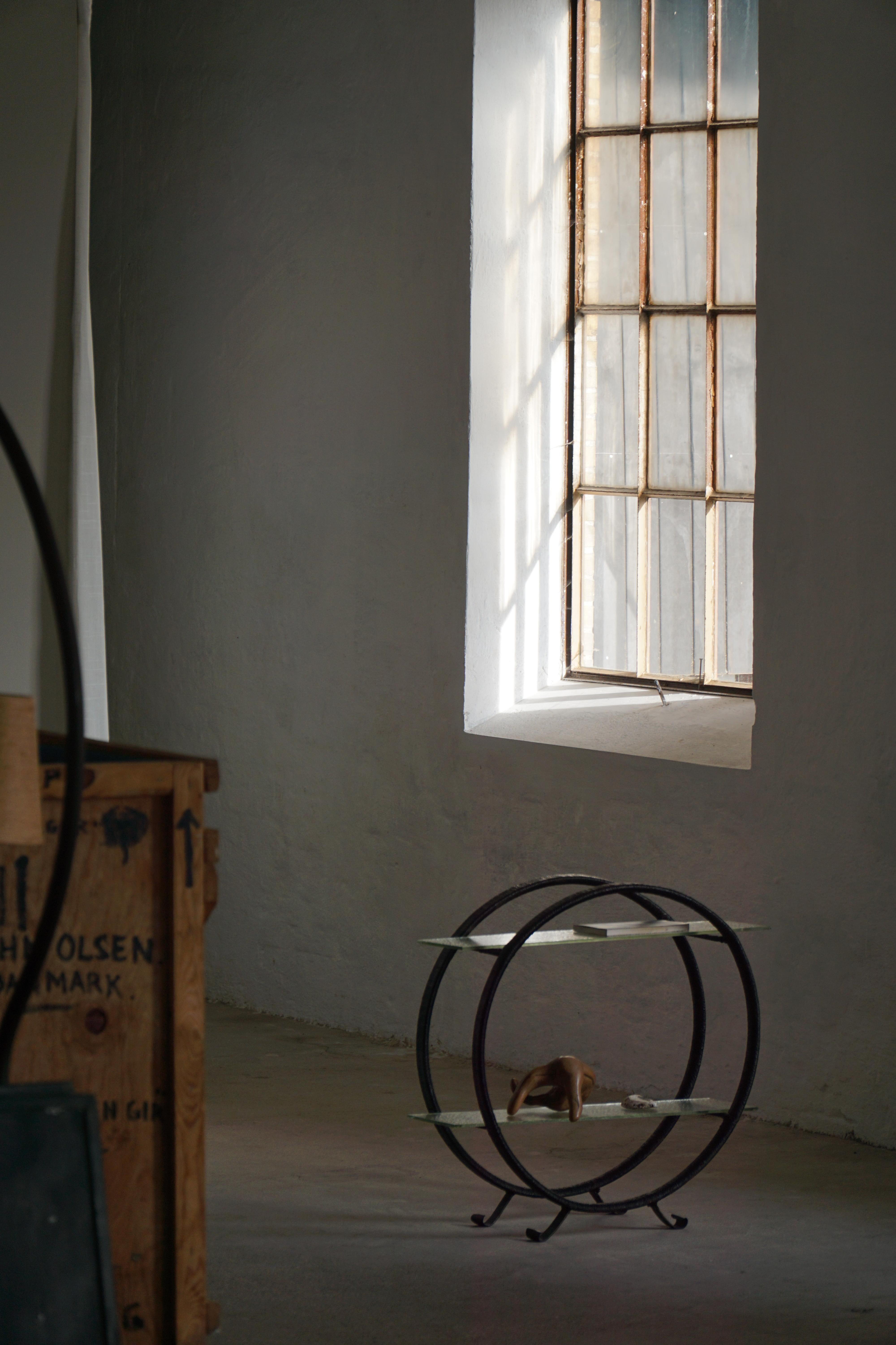 Scaffale decorativo, struttura metallica rotonda con gambe curve e ripiani in vetro, 1960 in vendita 4