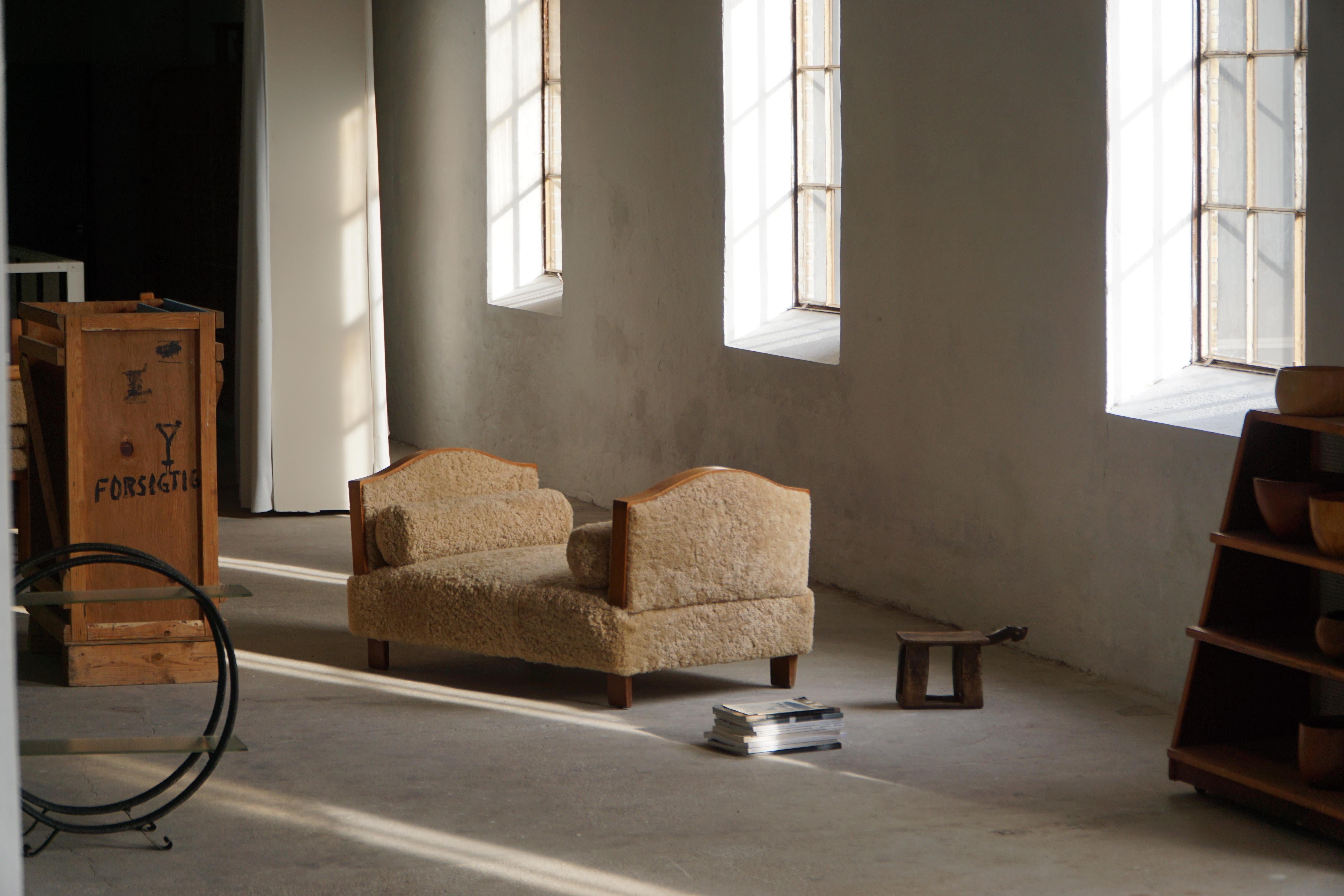 Scaffale decorativo, struttura metallica rotonda con gambe curve e ripiani in vetro, 1960 in vendita 5