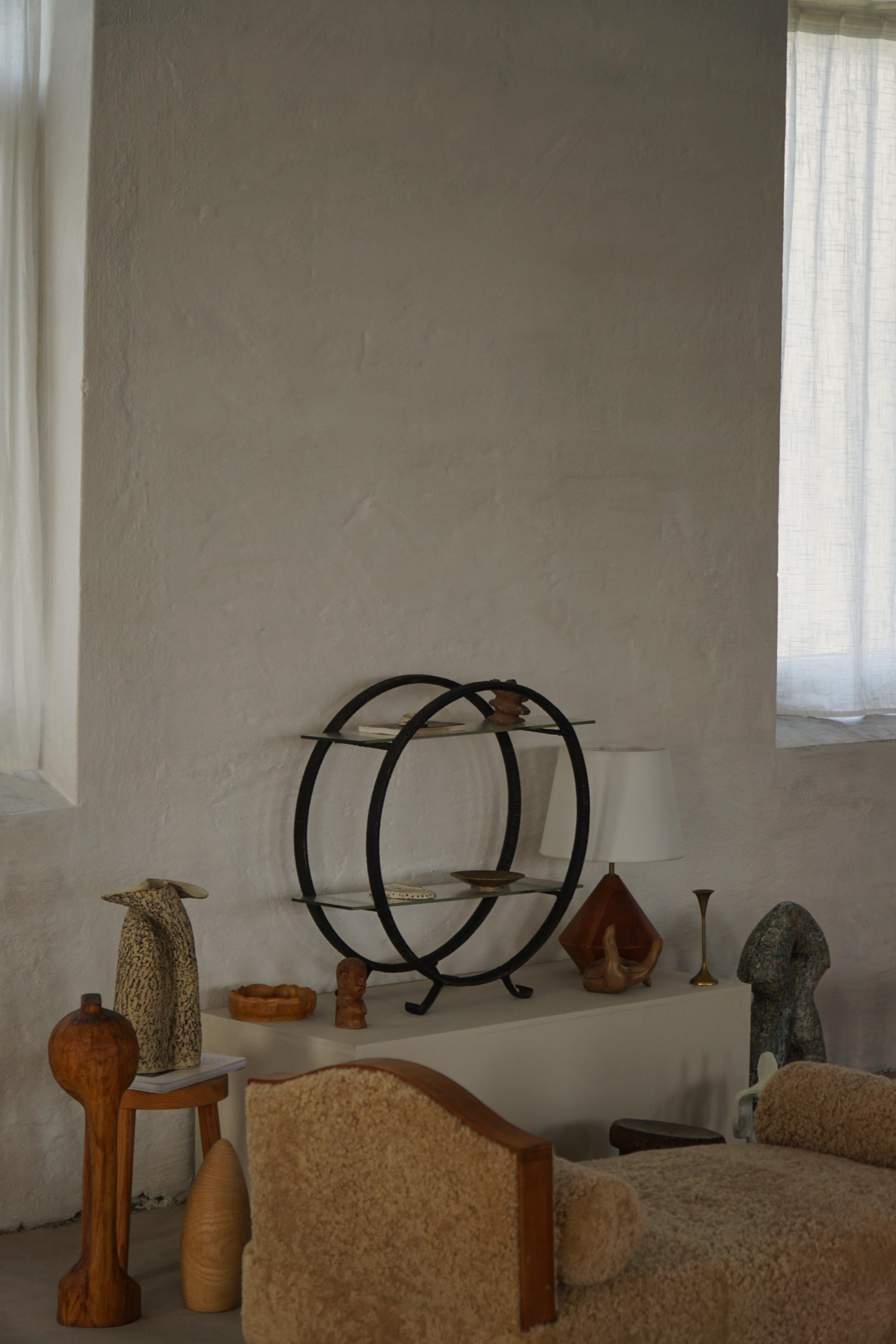 Scaffale decorativo, struttura metallica rotonda con gambe curve e ripiani in vetro, 1960 in vendita 7