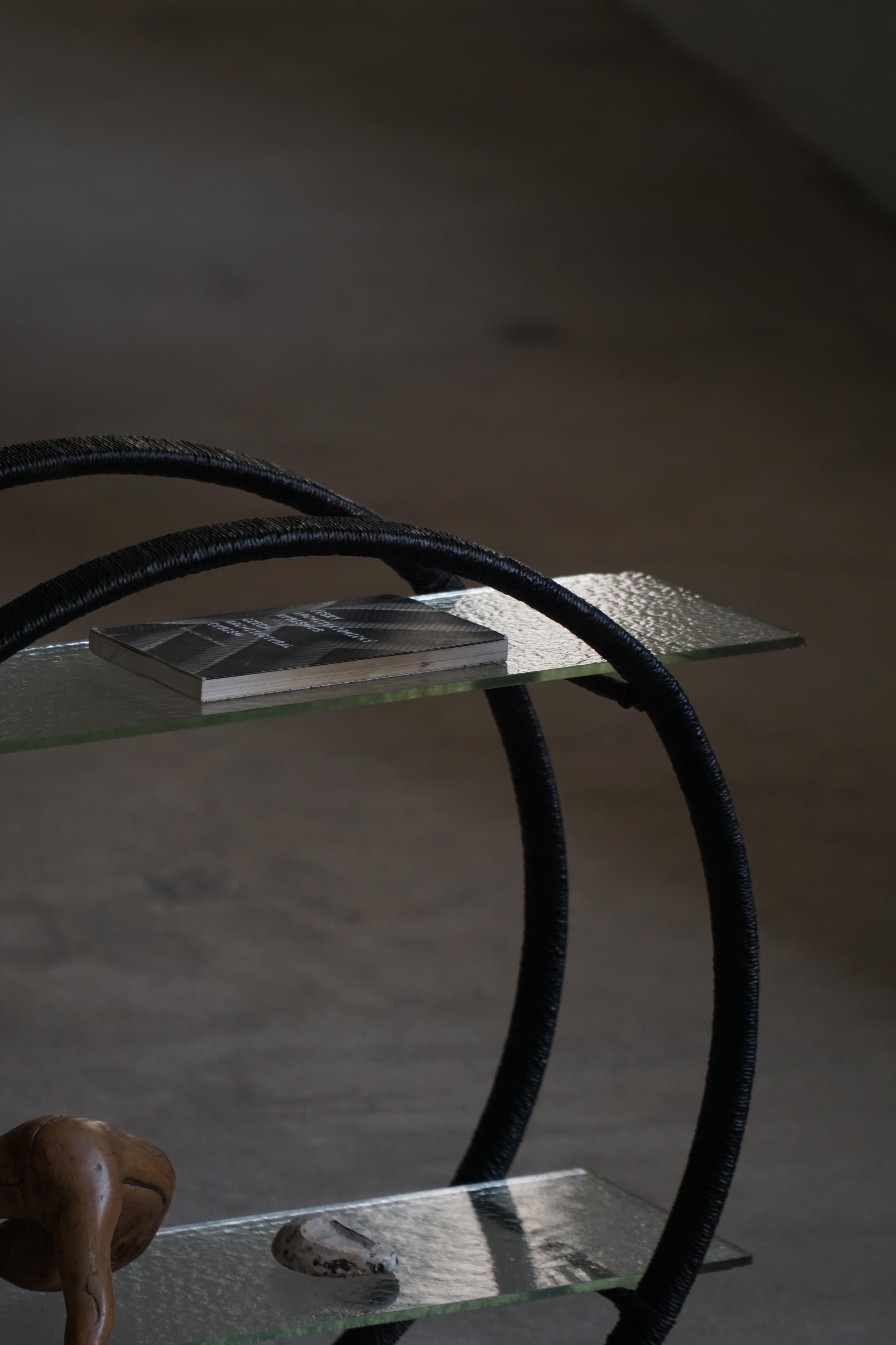 Scandinavo moderno Scaffale decorativo, struttura metallica rotonda con gambe curve e ripiani in vetro, 1960 in vendita