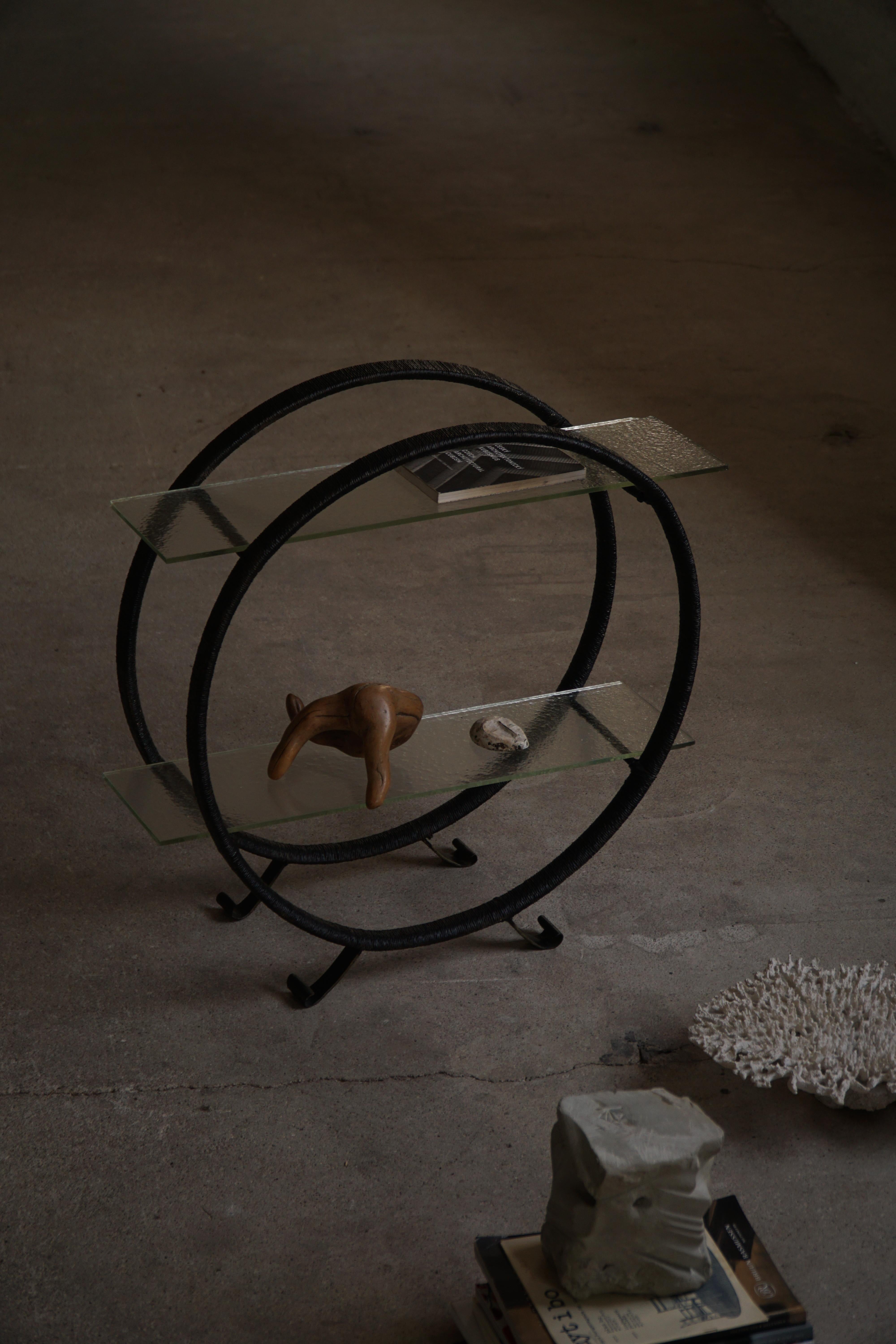 Scandinavo Scaffale decorativo, struttura metallica rotonda con gambe curve e ripiani in vetro, 1960 in vendita