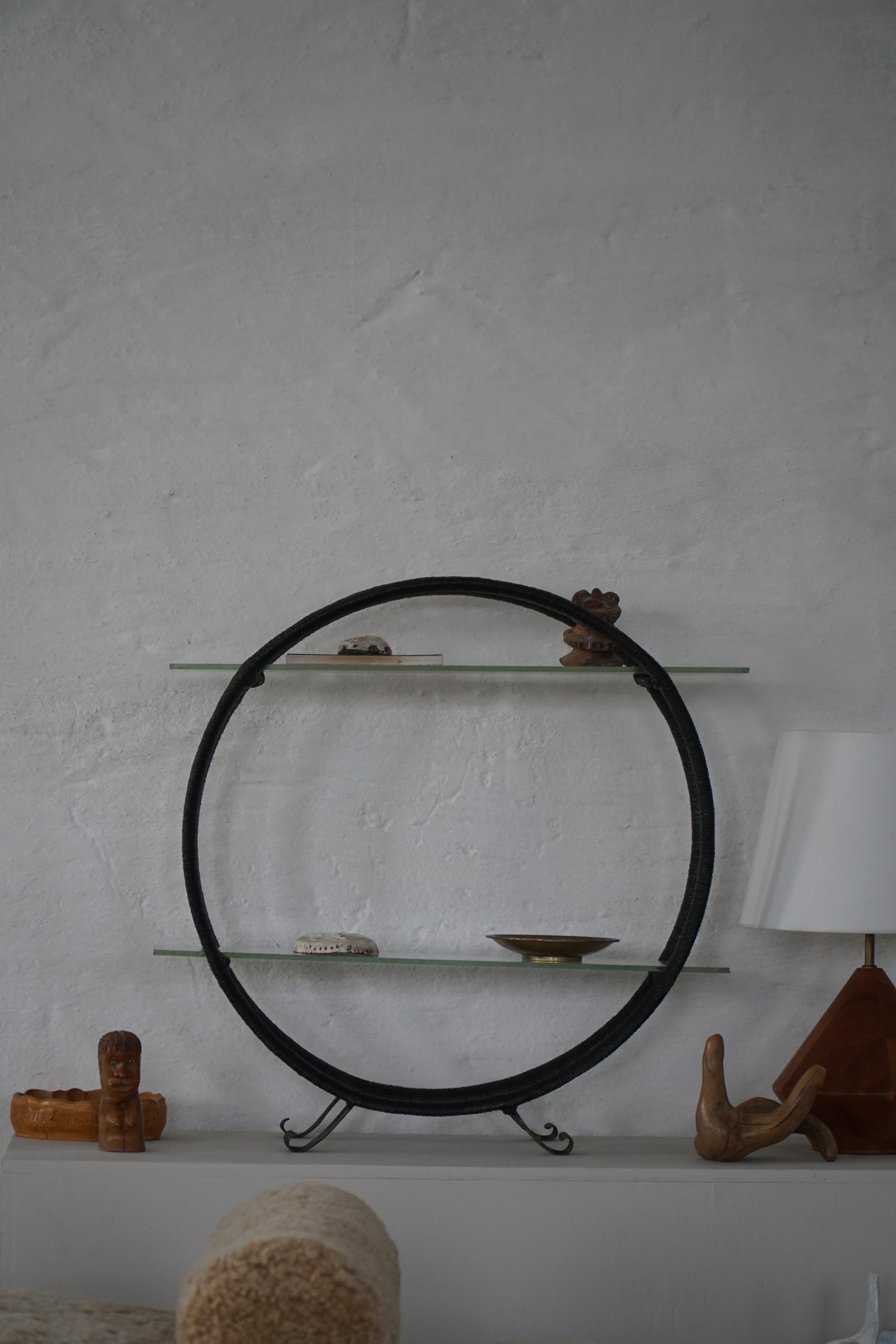 Scaffale decorativo, struttura metallica rotonda con gambe curve e ripiani in vetro, 1960 In condizioni buone in vendita a Odense, DK