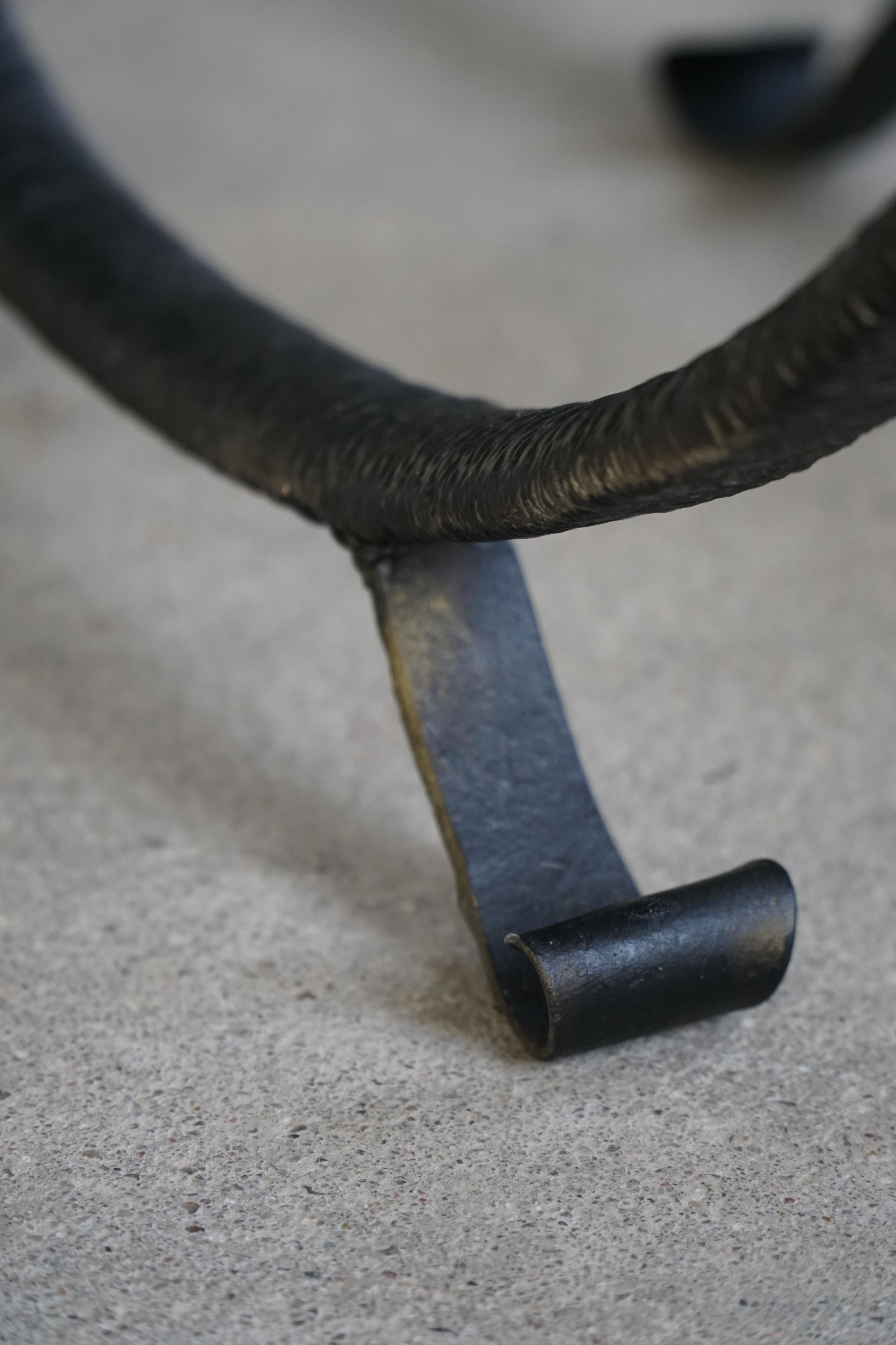 XX secolo Scaffale decorativo, struttura metallica rotonda con gambe curve e ripiani in vetro, 1960 in vendita