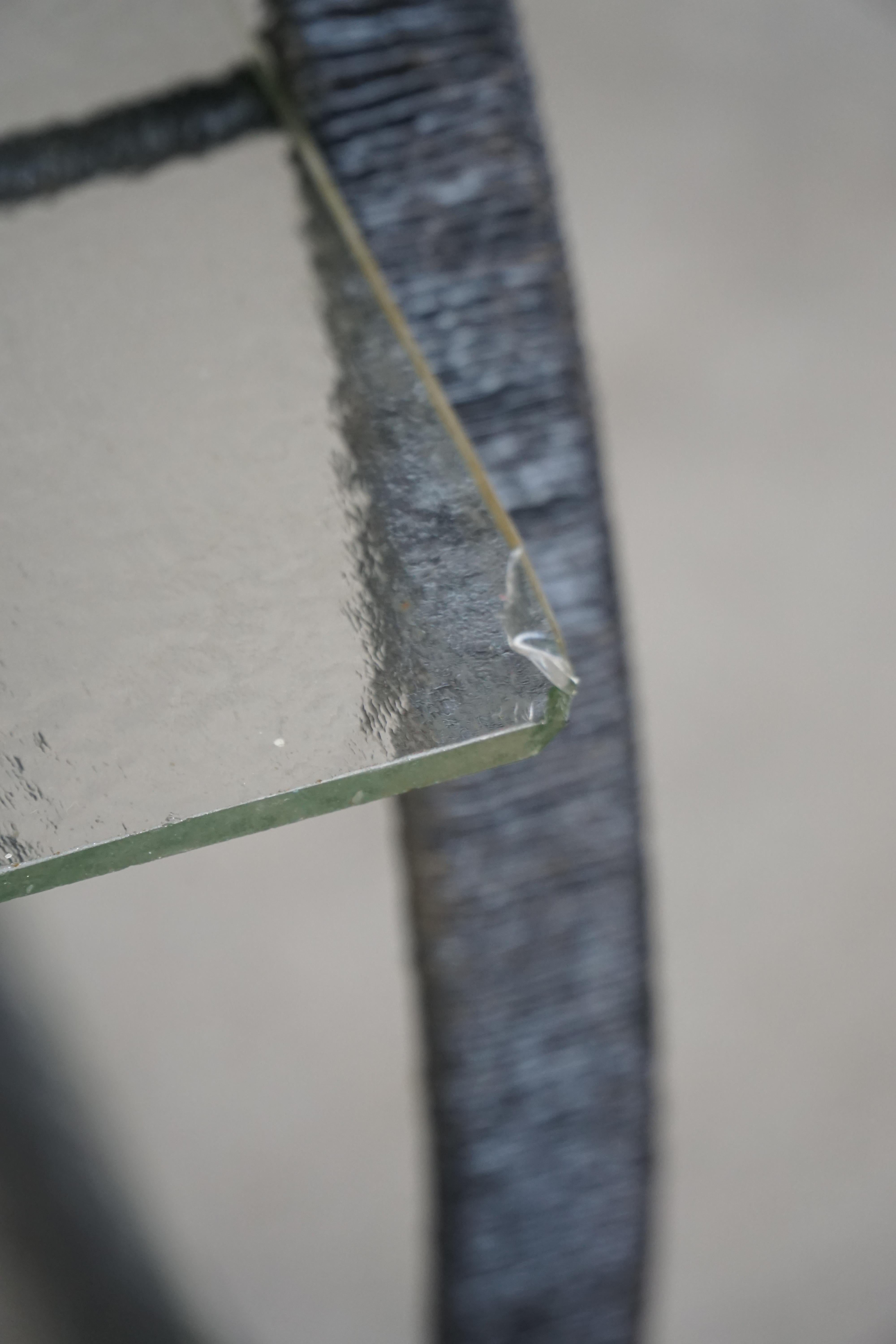 Metallo Scaffale decorativo, struttura metallica rotonda con gambe curve e ripiani in vetro, 1960 in vendita