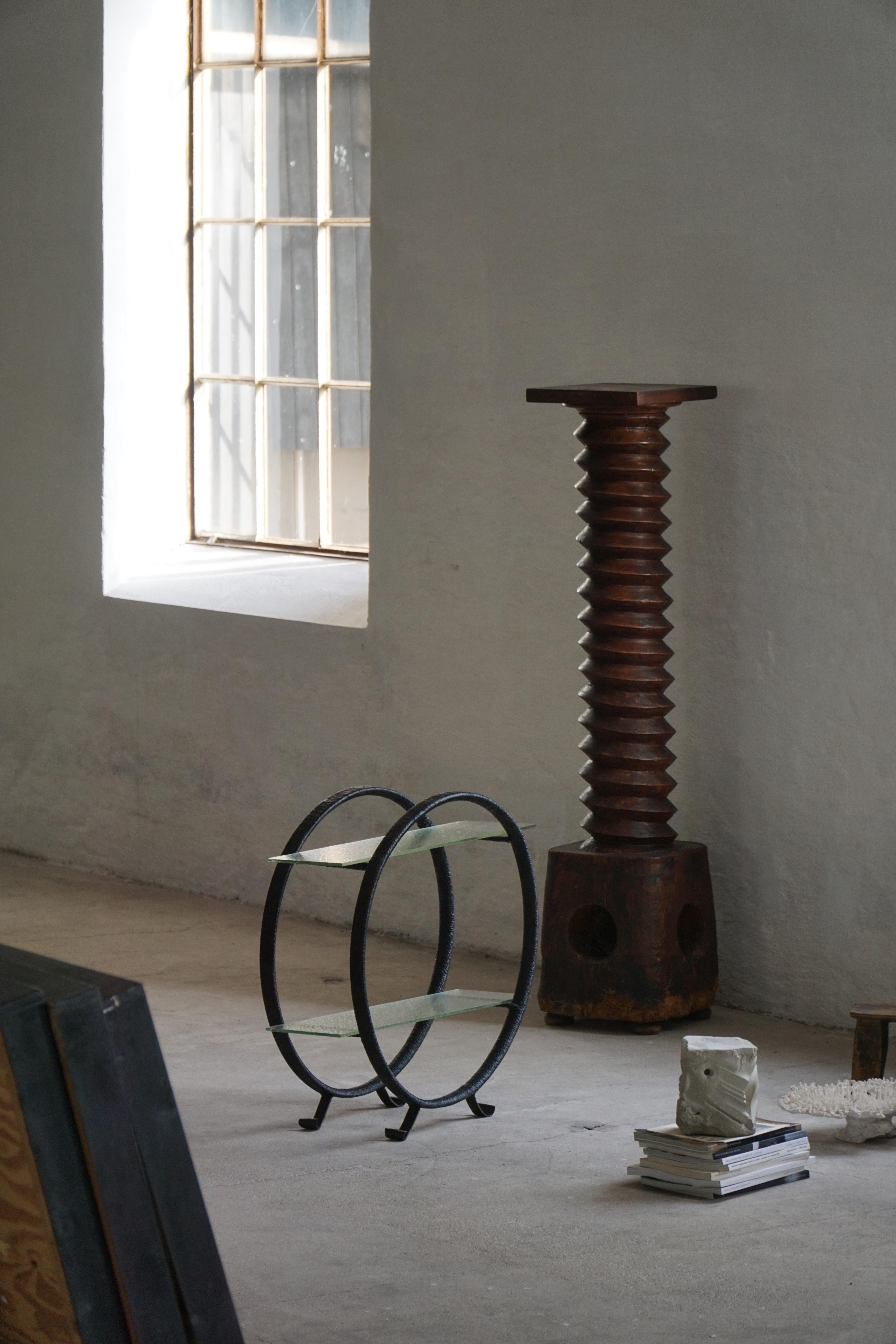 Scaffale decorativo, struttura metallica rotonda con gambe curve e ripiani in vetro, 1960 in vendita 1