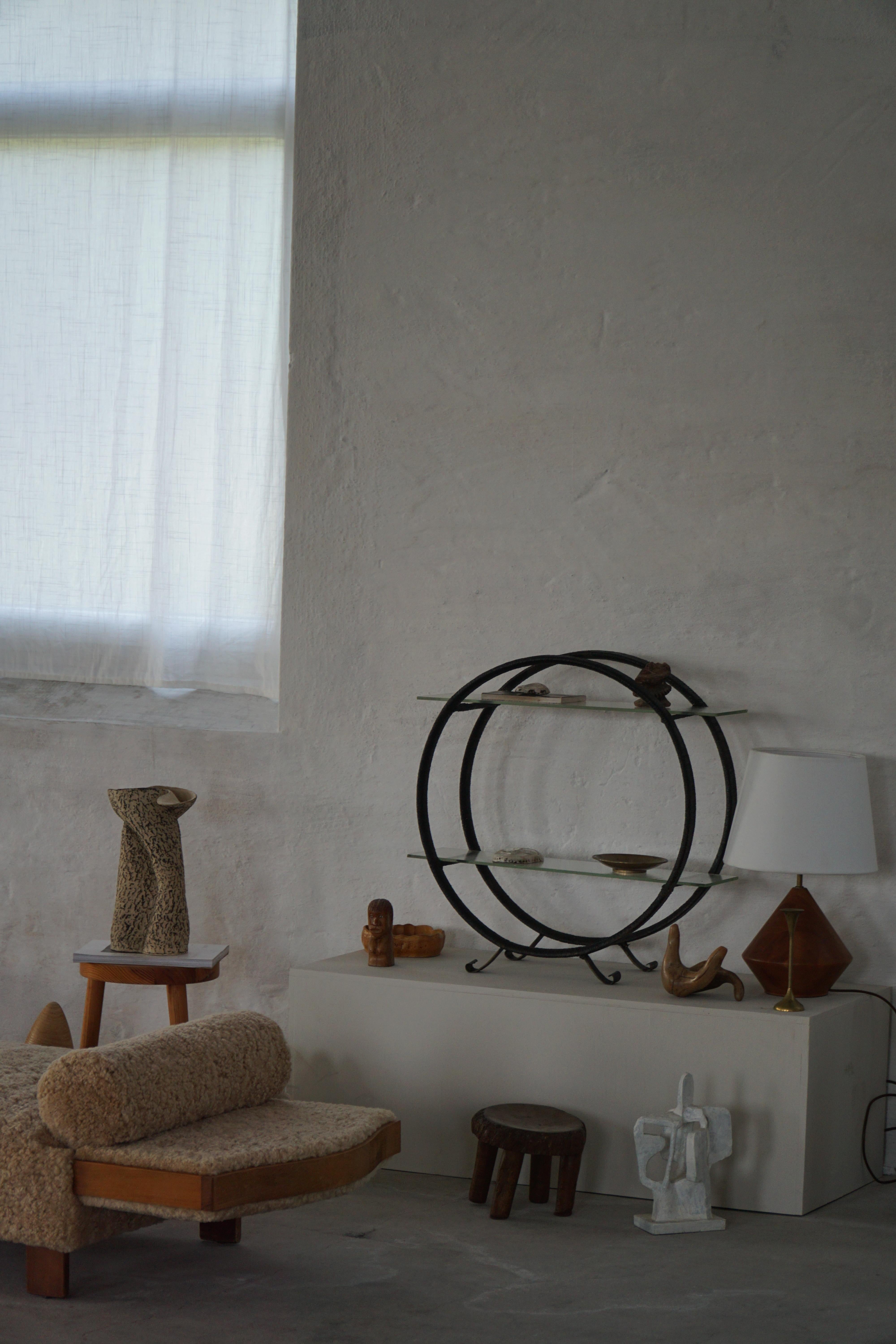 Scaffale decorativo, struttura metallica rotonda con gambe curve e ripiani in vetro, 1960 in vendita 2